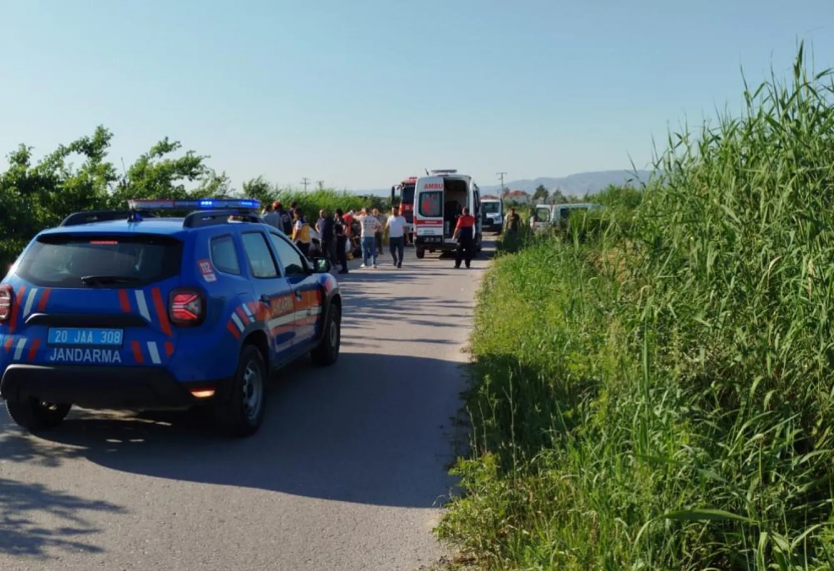 Yoldan çıkan işçi servisi sazlıkların arasına devrildi: 6 yaralı