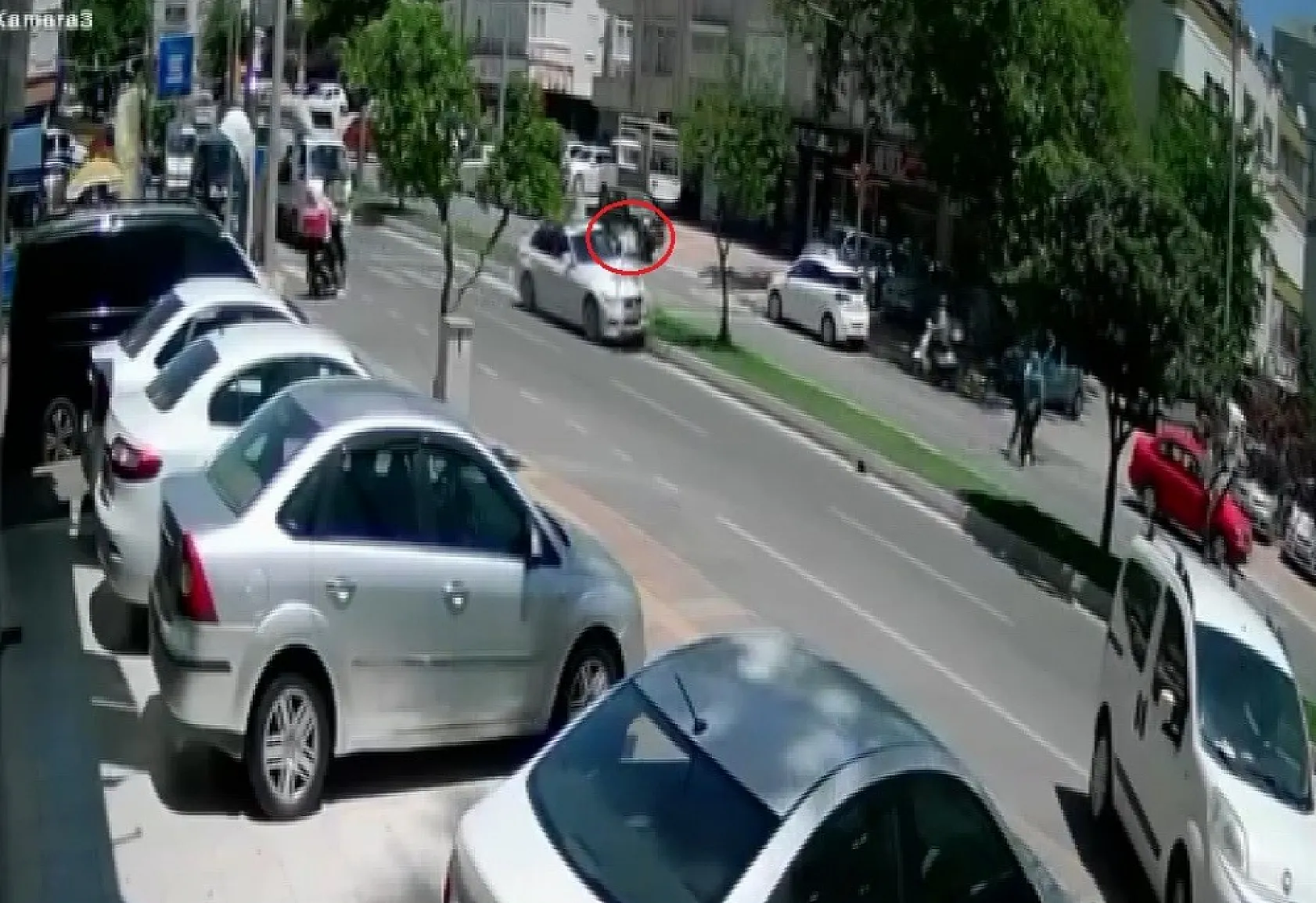 Bir babanın en acı hatıra kaydı: Okula uğurladığı oğlunun kazasını çekti, görüntünün yerini çığlıklar aldı