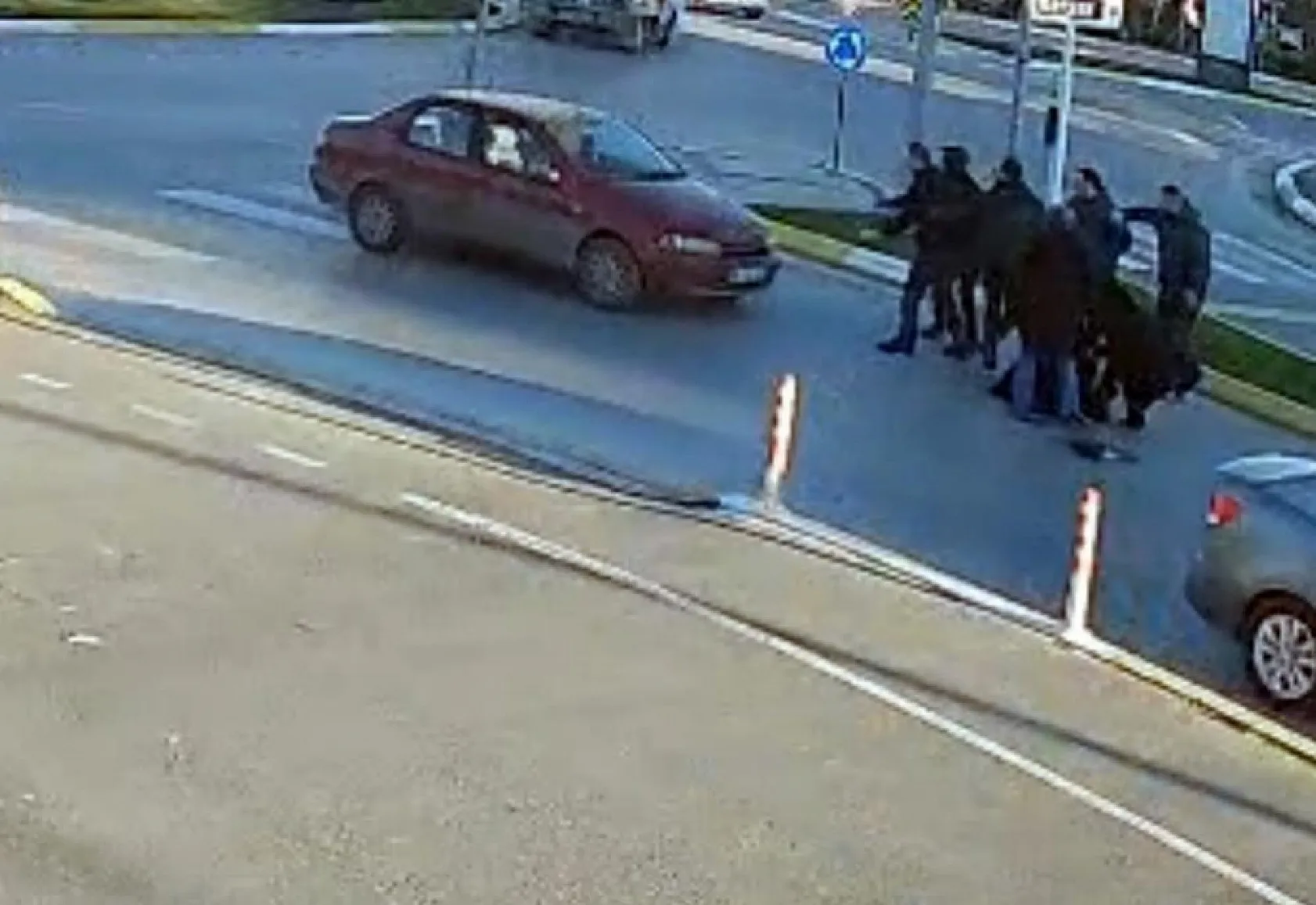 Yaya geçidinde otomobil çarptı, 5 dakika sonra farklı bir araç üzerinden geçti