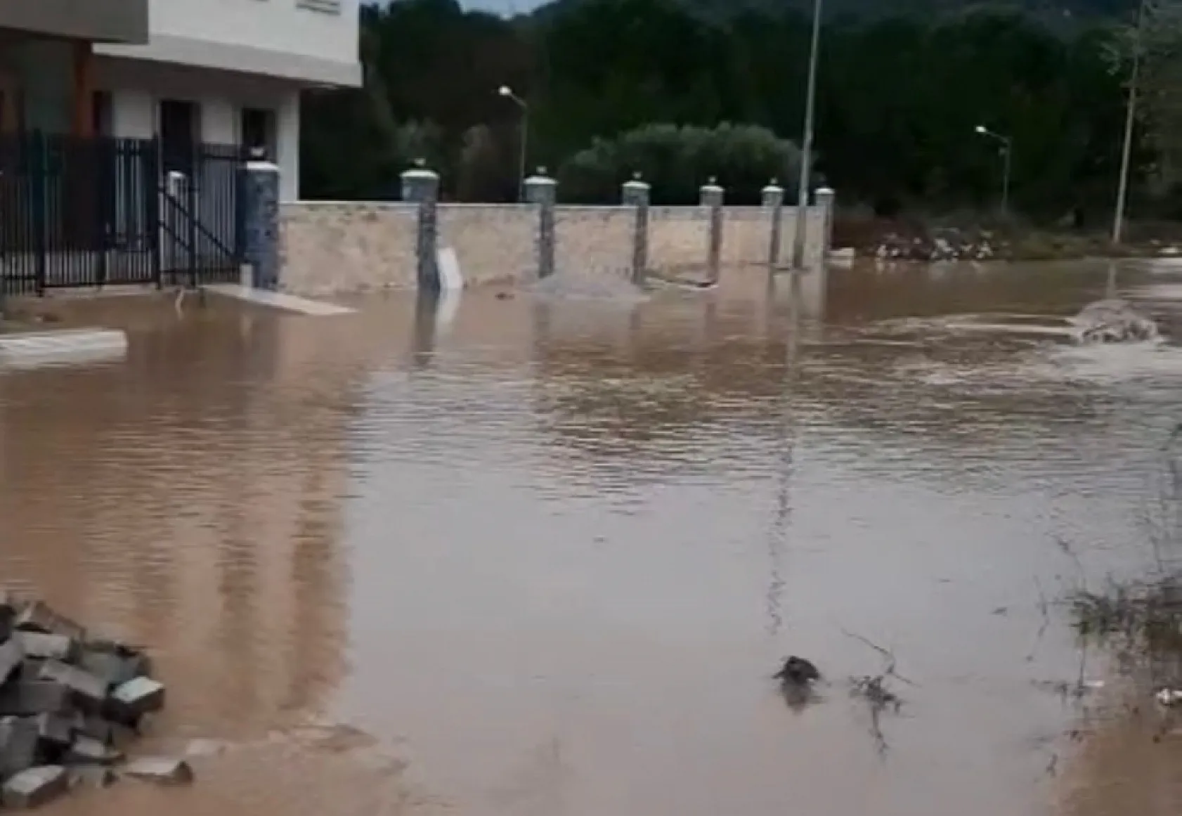 Milas'ta sağanak yağış yolları göle çevirdi