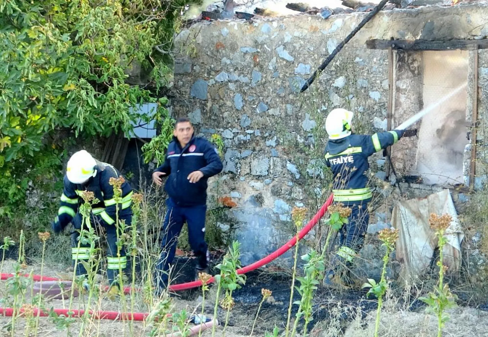 Menteşe'de ev ve ahır yangını söndürüldü