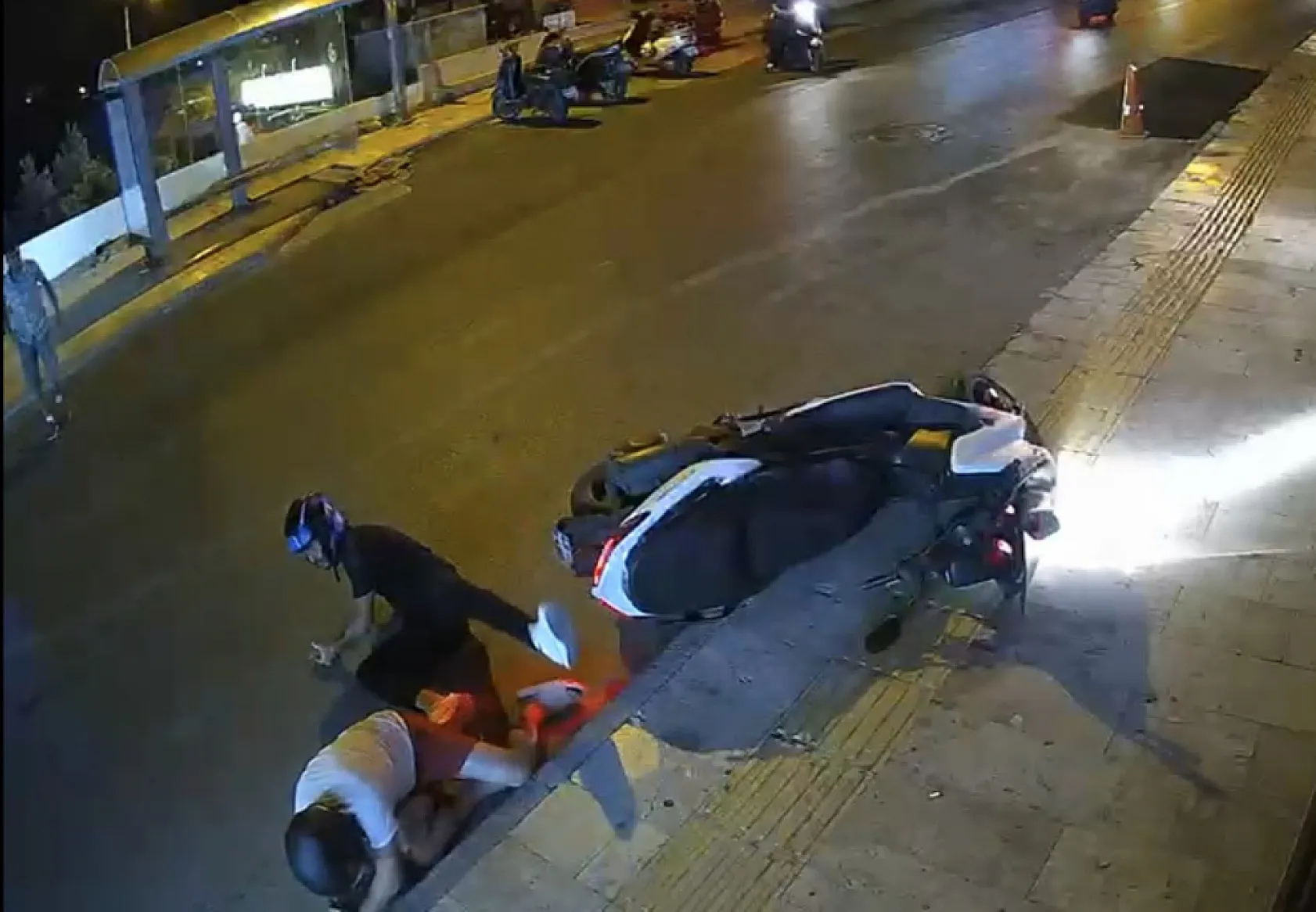 Bodrum'da motosiklet kazası güvenlik kamerasına yansıdı