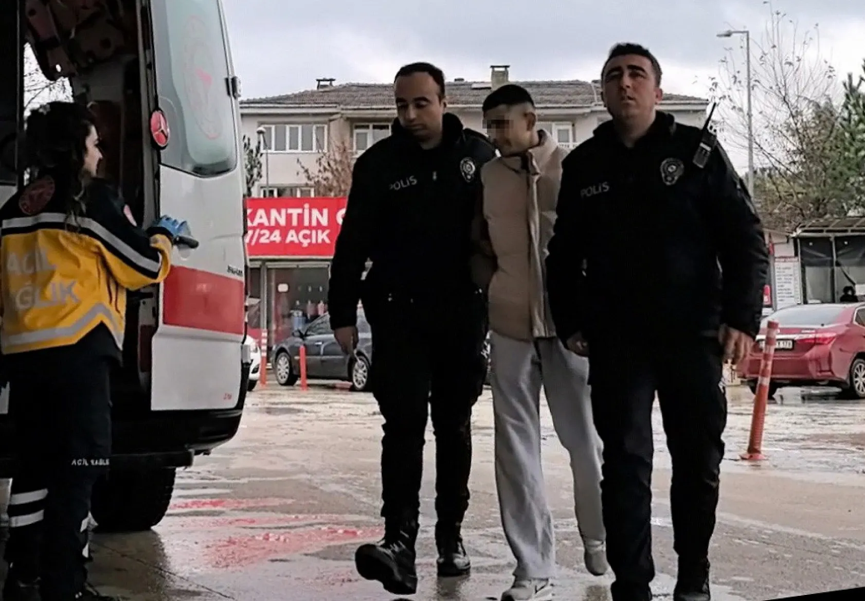 Babasını 6 yerinden bıçakladıktan sonra 112'den yardım istedi