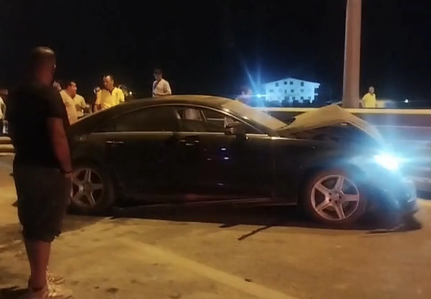 Alkollü sürücü bariyerlere çarptı, köprülü kavşak trafiğe kapandı