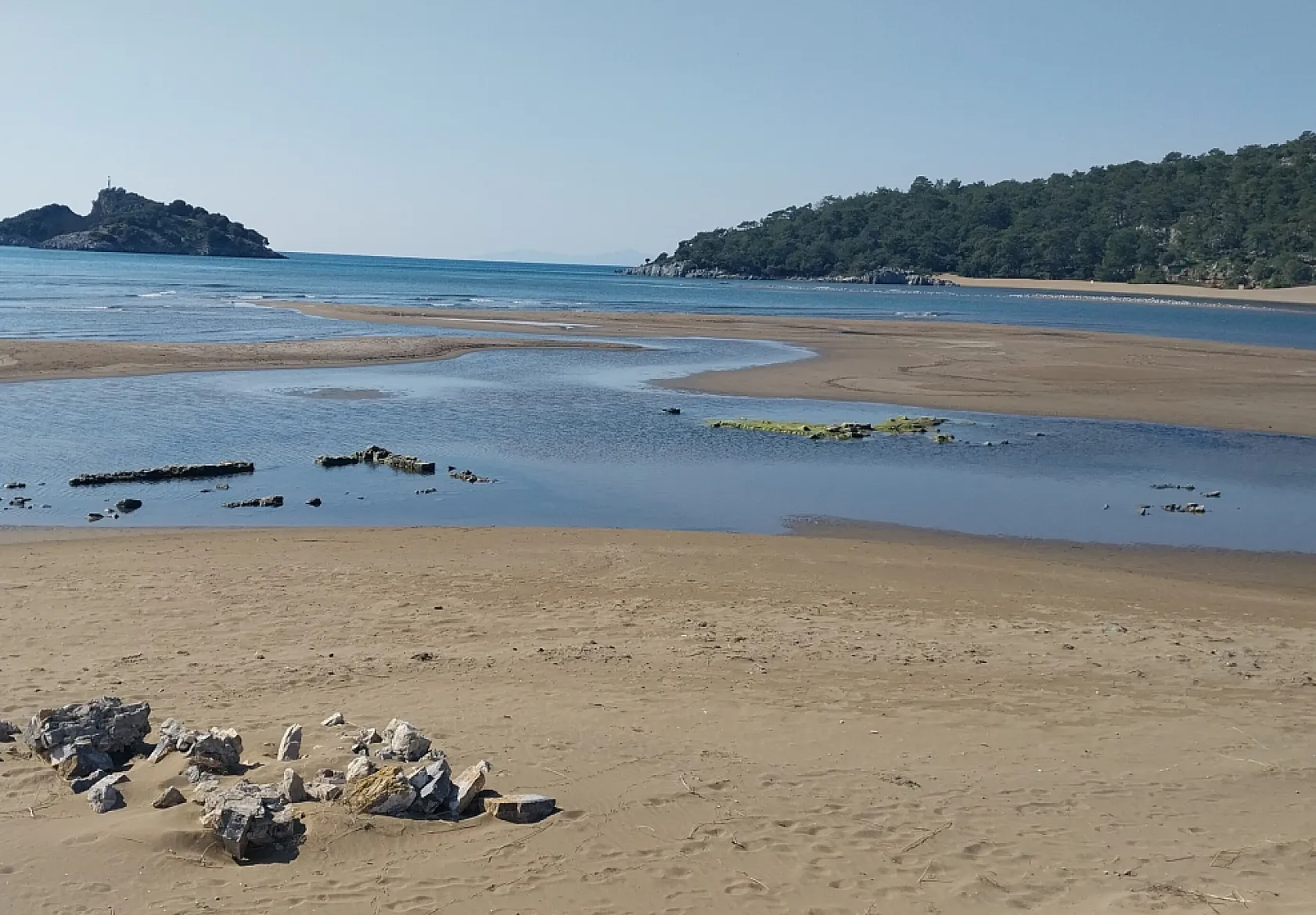 Muğla'da denizin çekilmesiyle tarihi gümrük binasının temeli ortaya çıktı