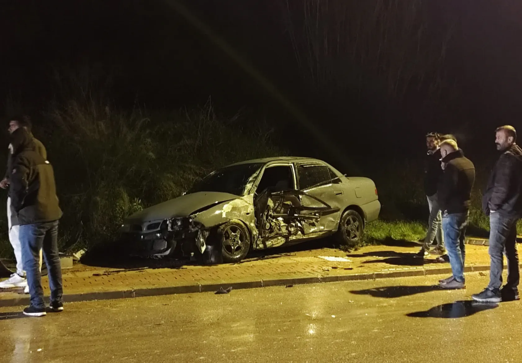 Direğe çarptı, hurdaya dönen araçtan yaralanmadan çıktı