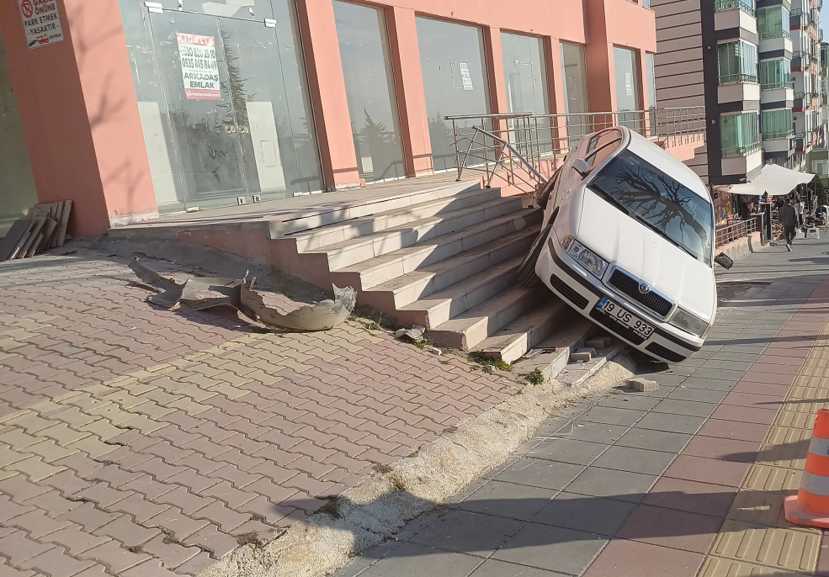 Görenler şoke oldu! Otomobil merdivenin üzerinde asılı kaldı