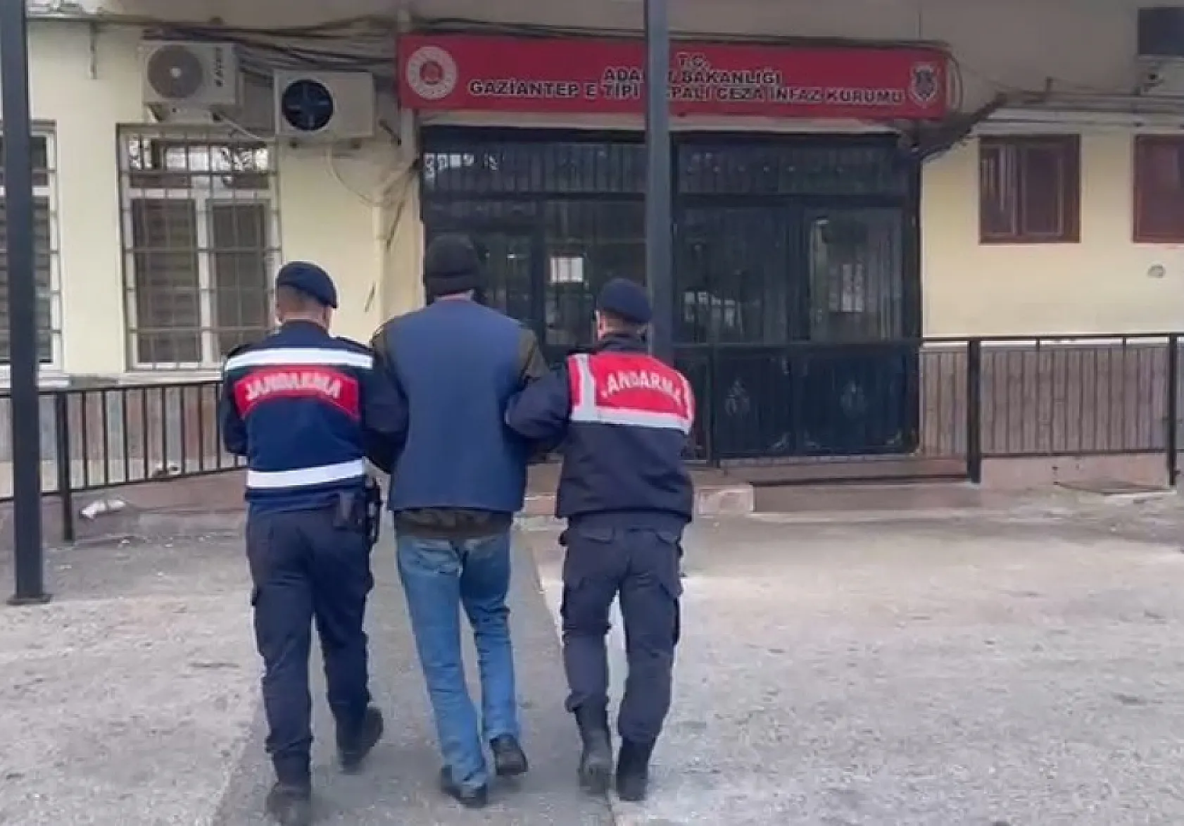 Çocuğuna acımasızca ve defalarca şiddet uygulayan cani baba tutuklandı