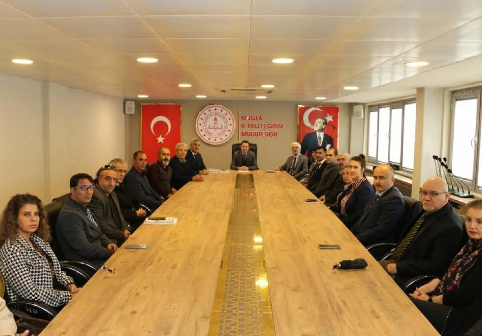 Öğretmenler, öğrencilerine ders kitapları hazırlıyor