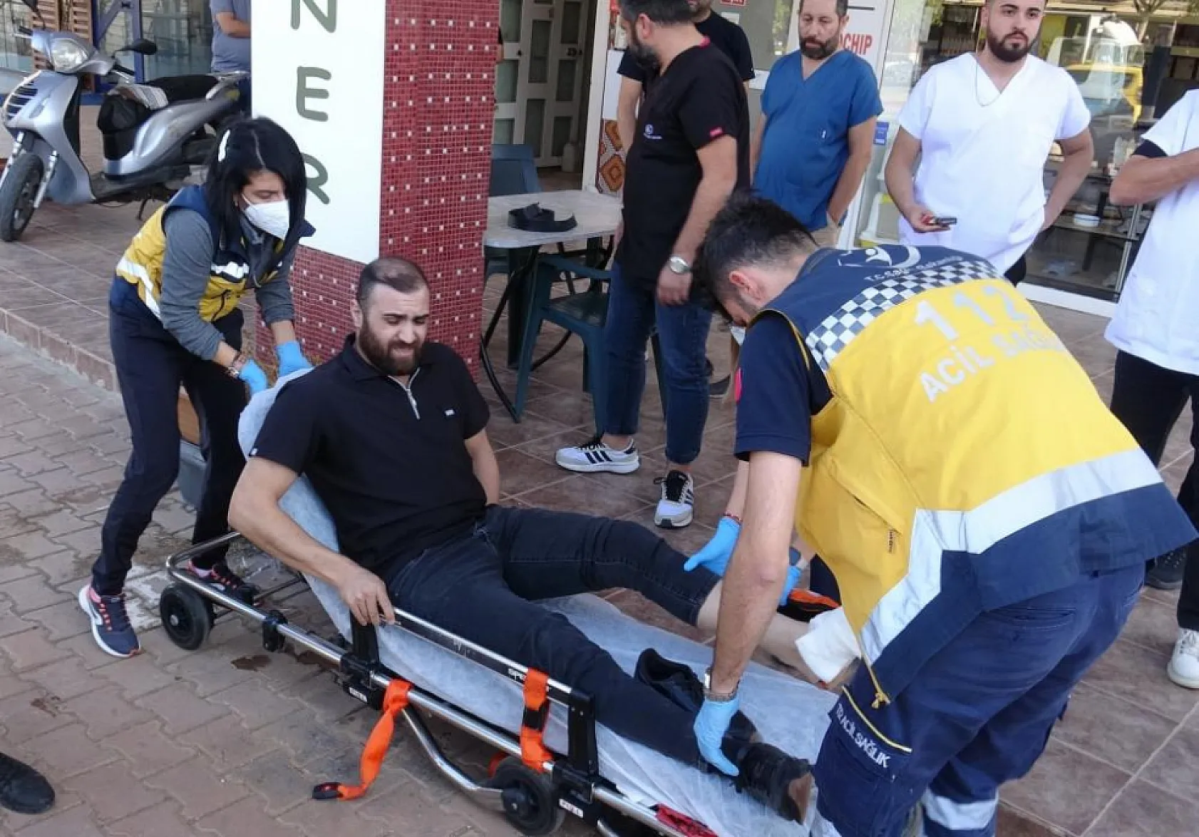 Kavgayı ayırmak isteyen gence 'Sen niye karışıyorsun' kurşunu