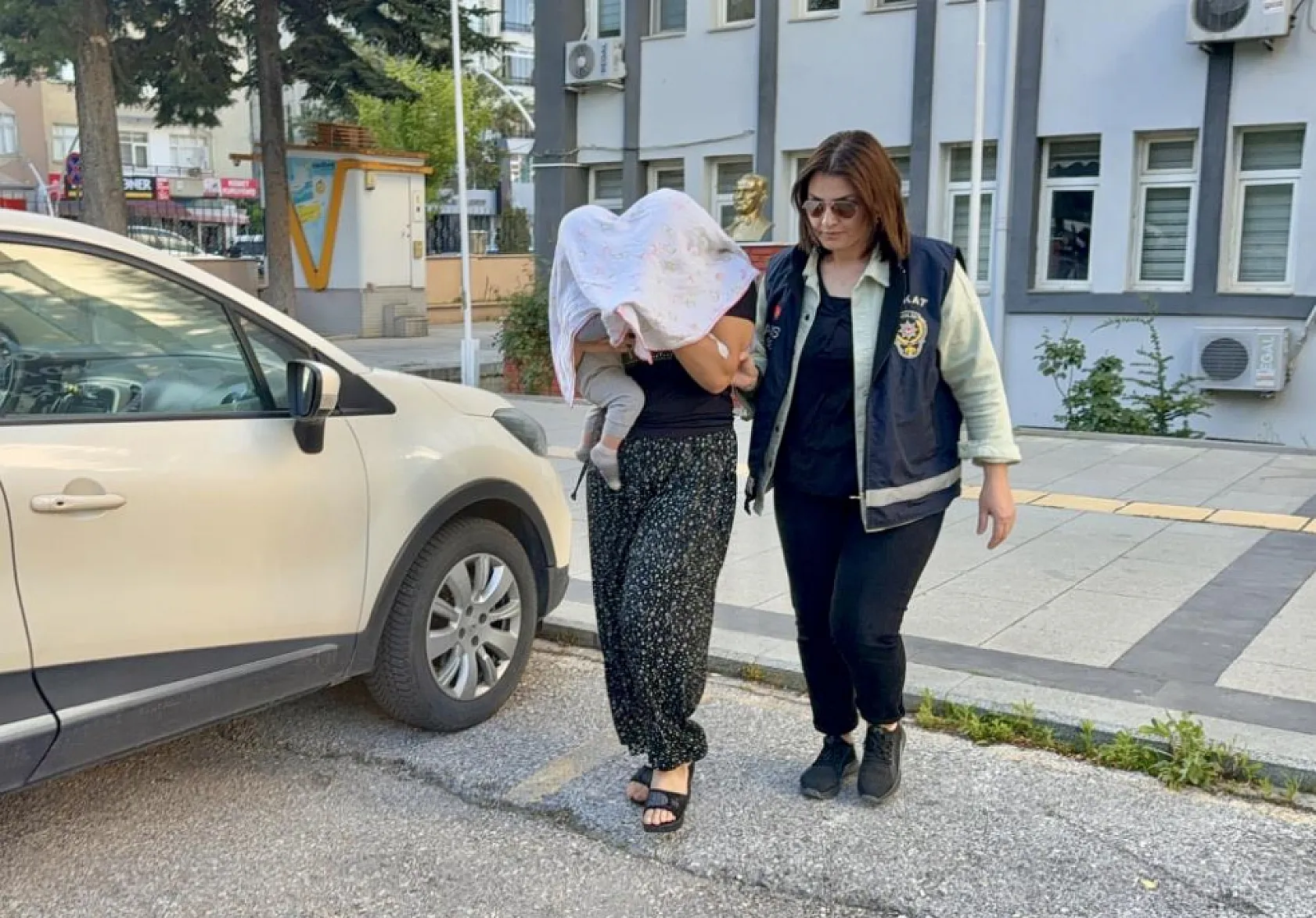 Kucağındaki bebeğiyle cezaevine gitti