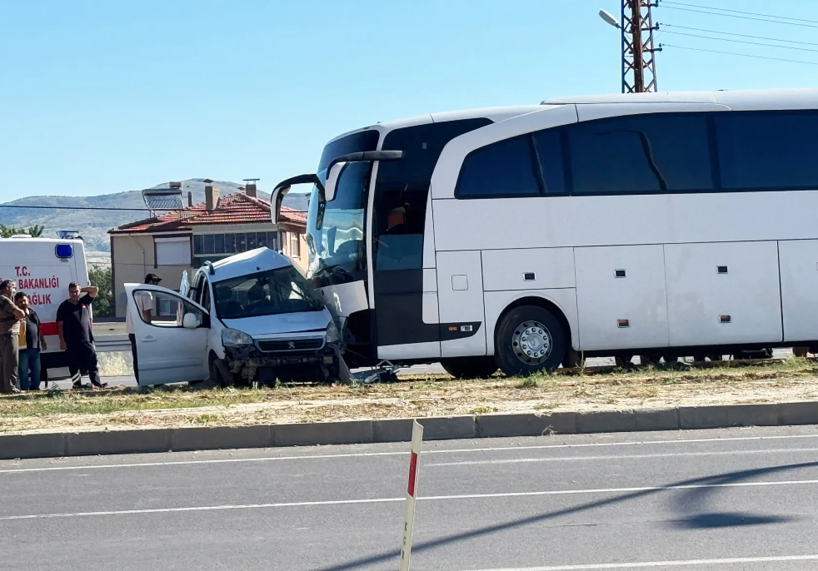 Tur otobüsü ile hafif ticari araç çarpıştı: Genç sürücü hayatını kaybetti