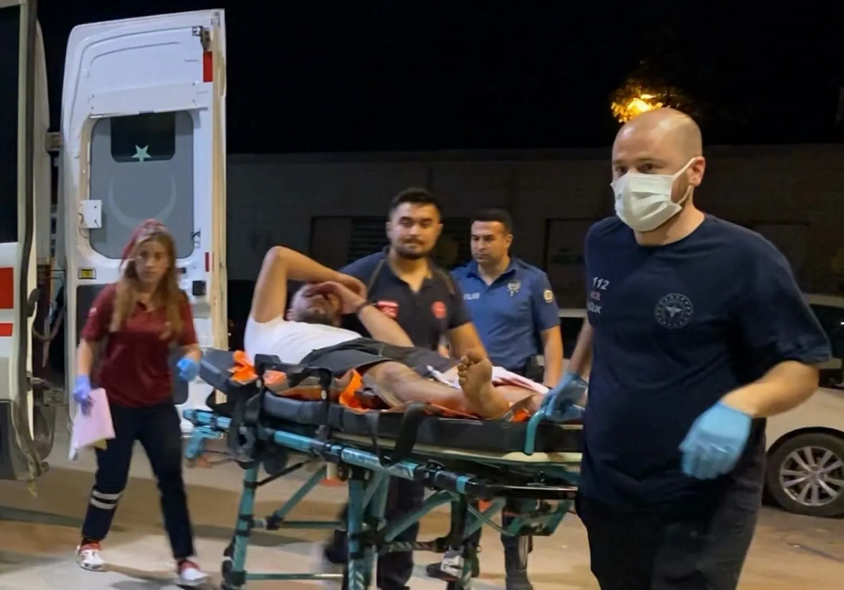 Yol kenarında alkol alırken, av tüfeğiyle vuruldu