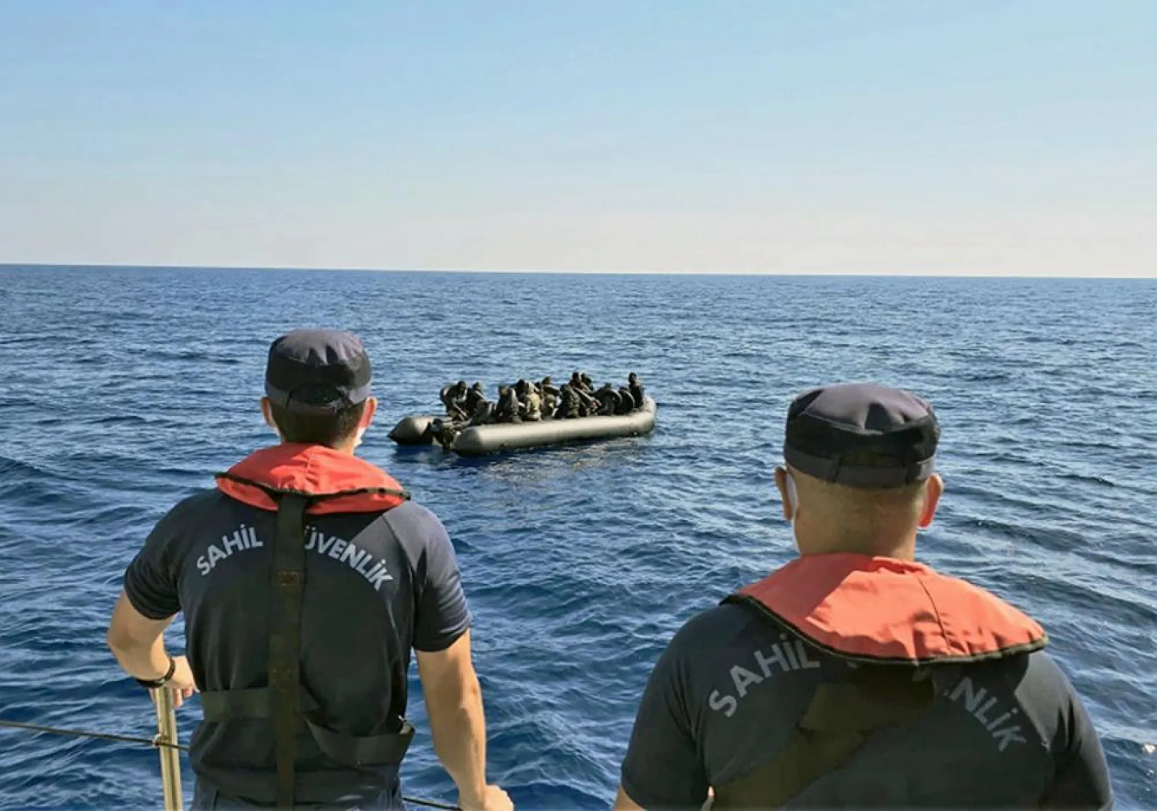 Fethiye'de yelkenli teknede 2 göçmen kaçakçısı ve 75 düzensiz göçmen yakalandı