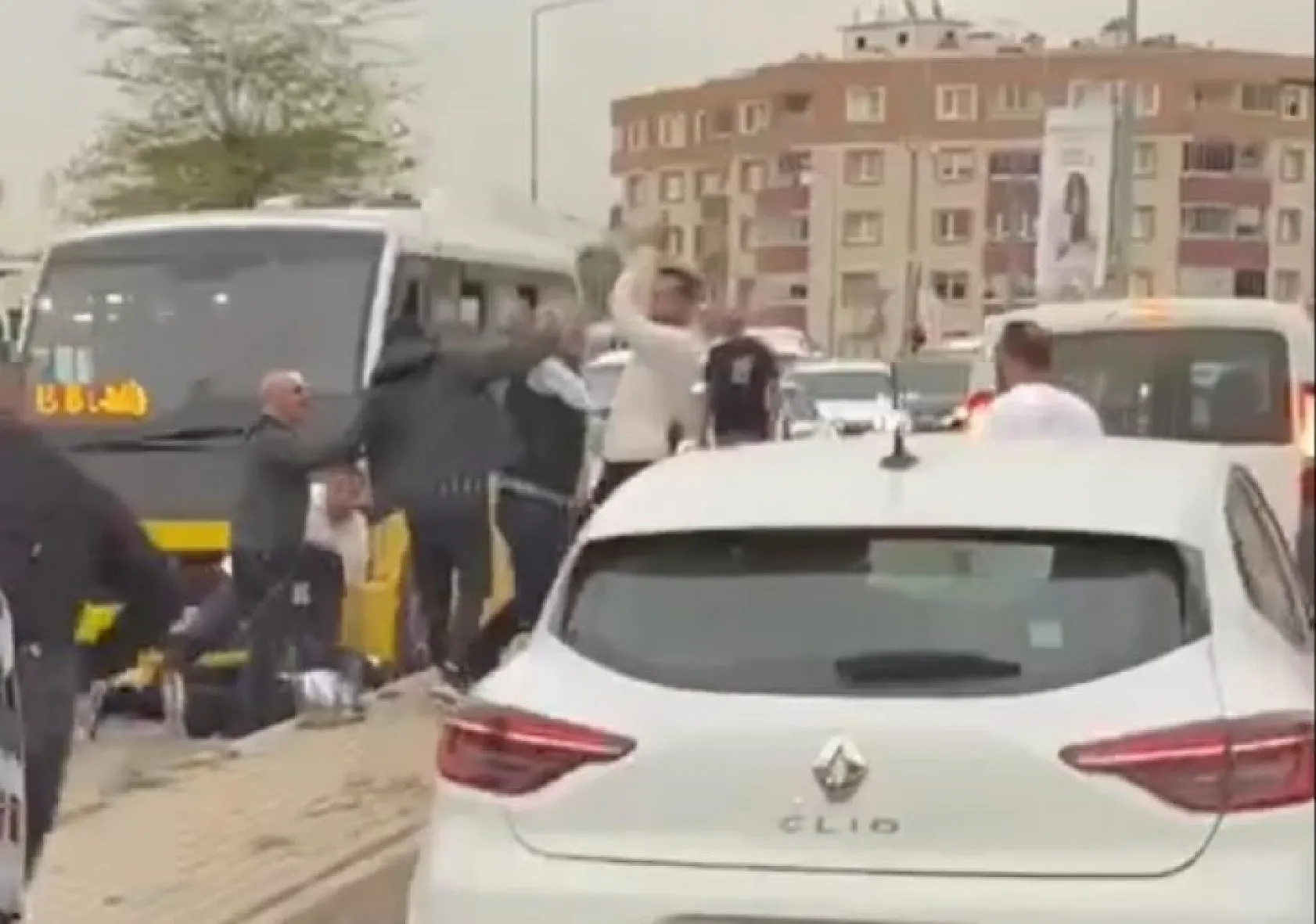 Minibüs şoförleri yumruklu sopalı kavga etti