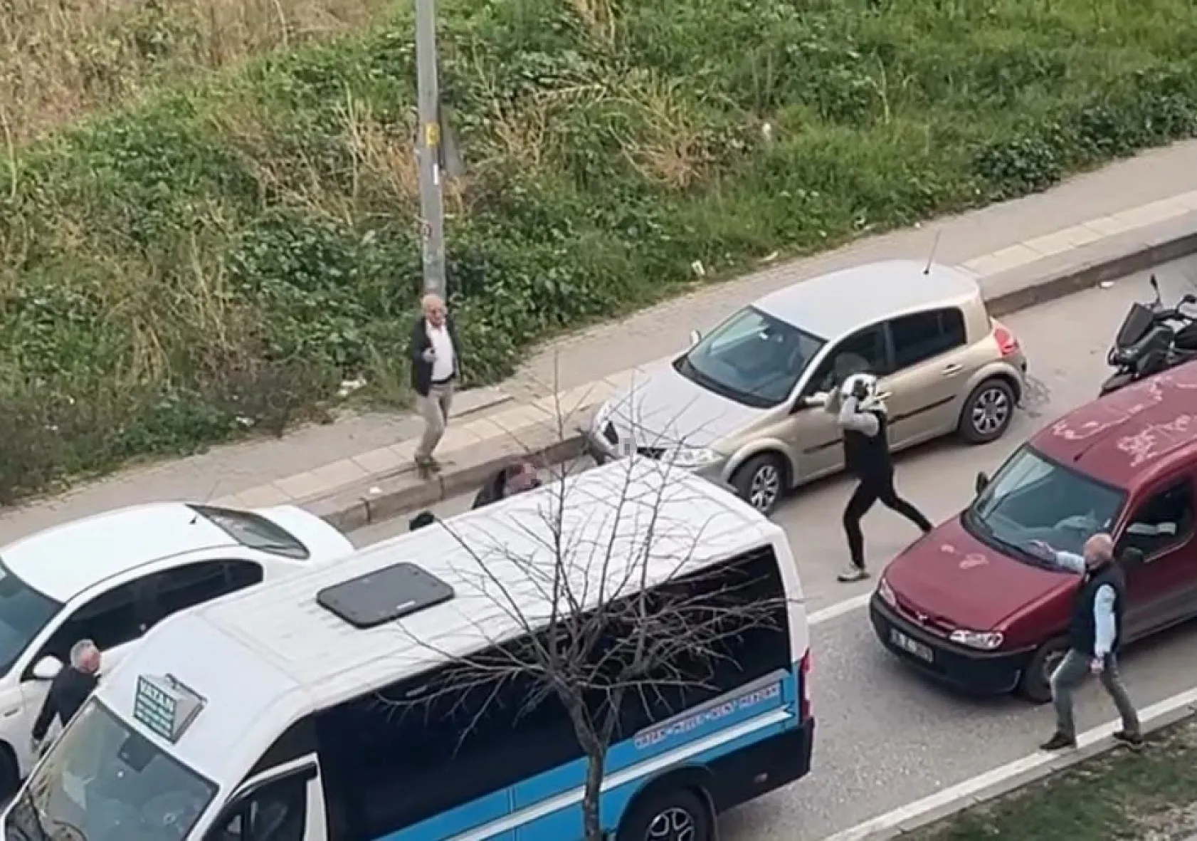 Otomobil sürücüsü motosikletliye copla saldırdı