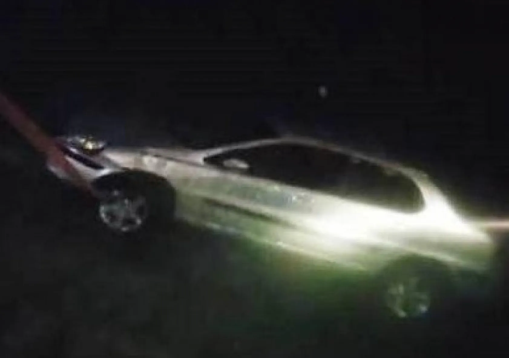 Vitesleri karıştırdı, otomobili denize düşürdü