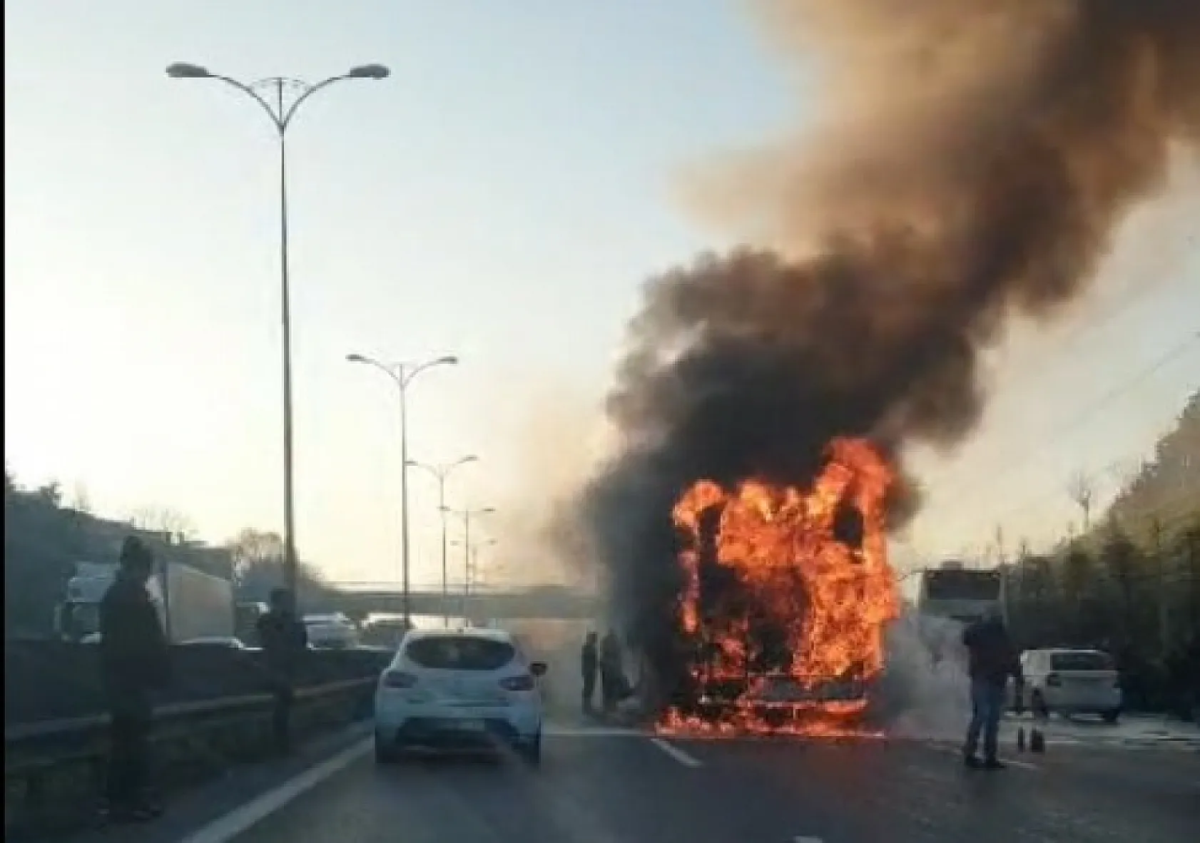 Yolcu otobüsü alevlere teslim oldu: 25 kişi ölümden döndü