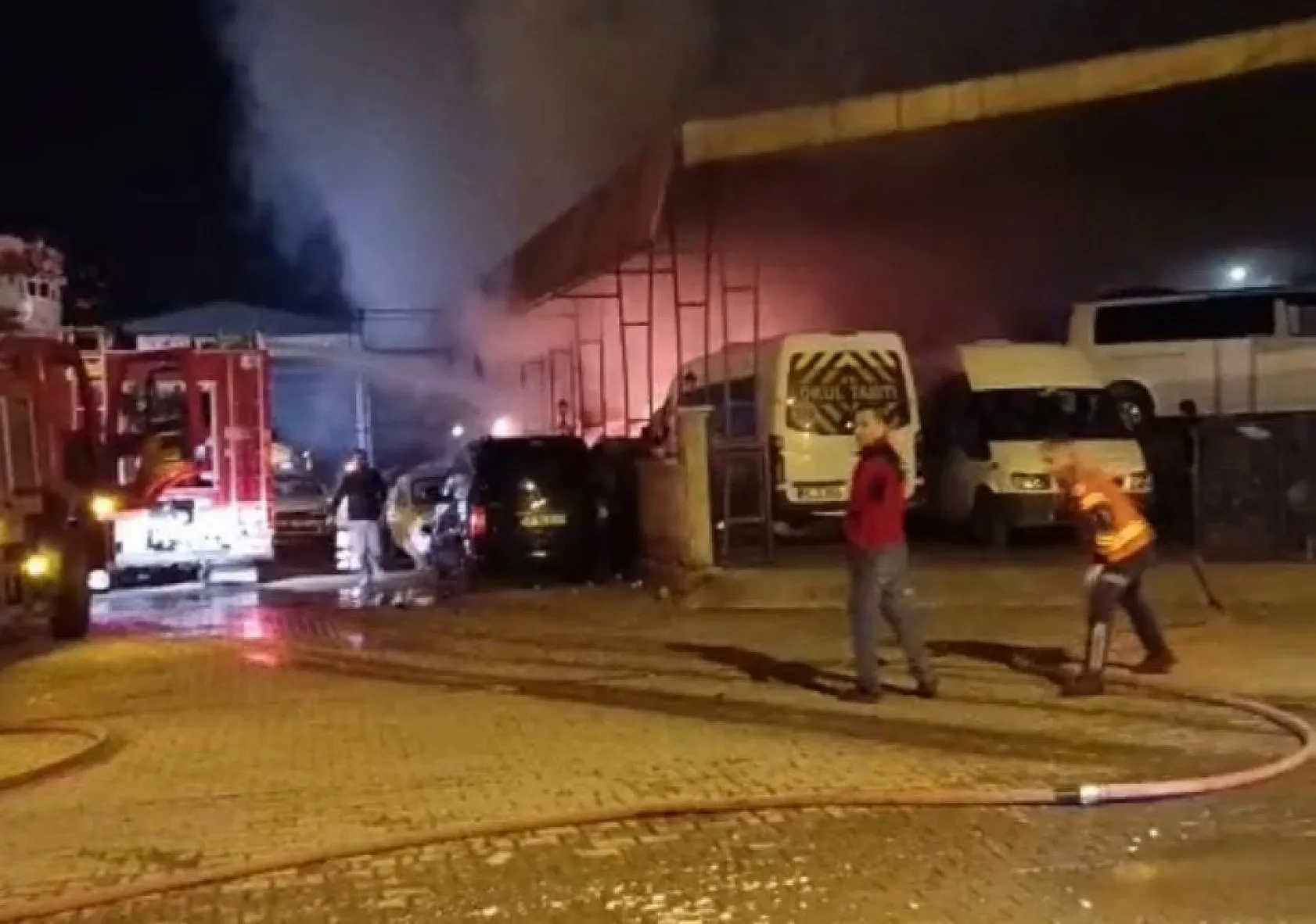 Ortaca Sanayi Sitesi'nde yangın: 4 araç ve 1 iş yeri zarar gördü