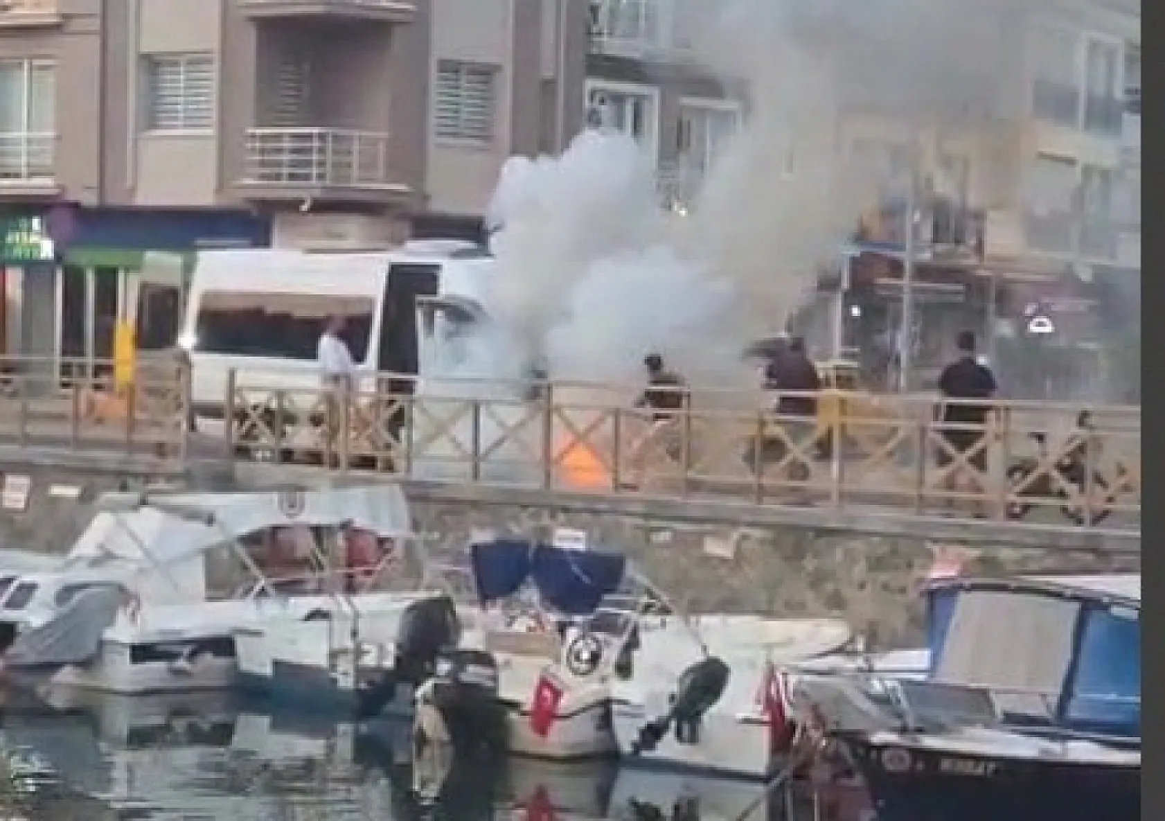 Marmaris'te minibüs yandı, can kaybı ve yaralı yok