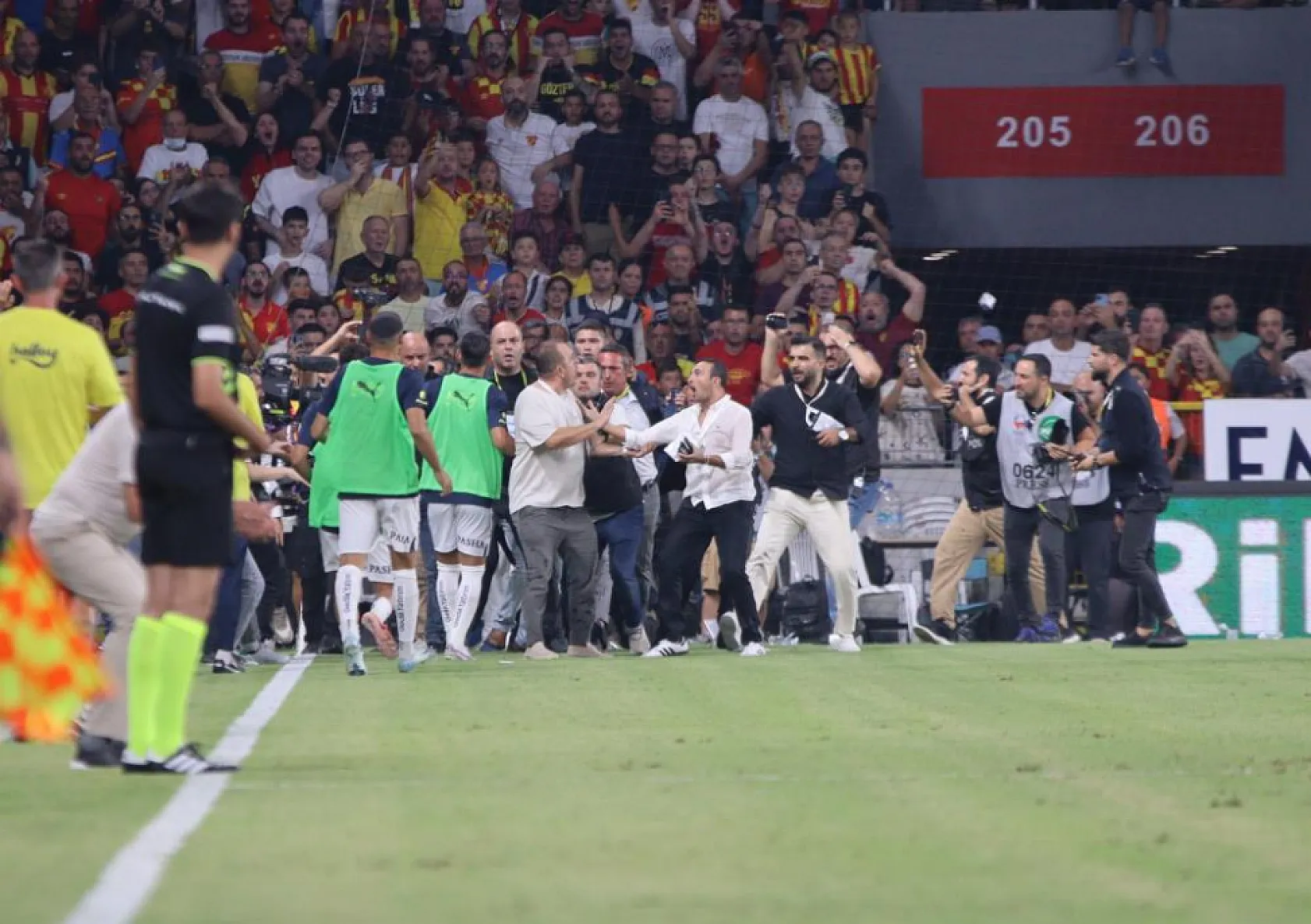 Fenerbahçe Başkanı Ali Koç'a yabancı madde atıldı