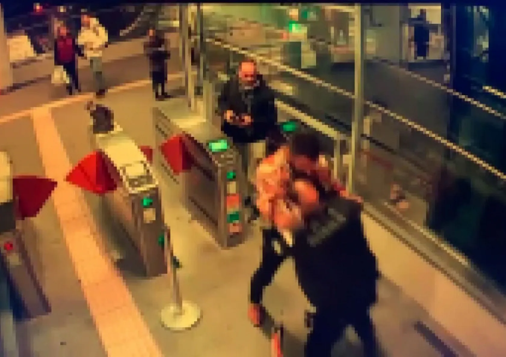 Kadıköy Marmaray'da güvenlik görevlisi tartıştığı yolcuyu vurdu, o anlar kamerada
