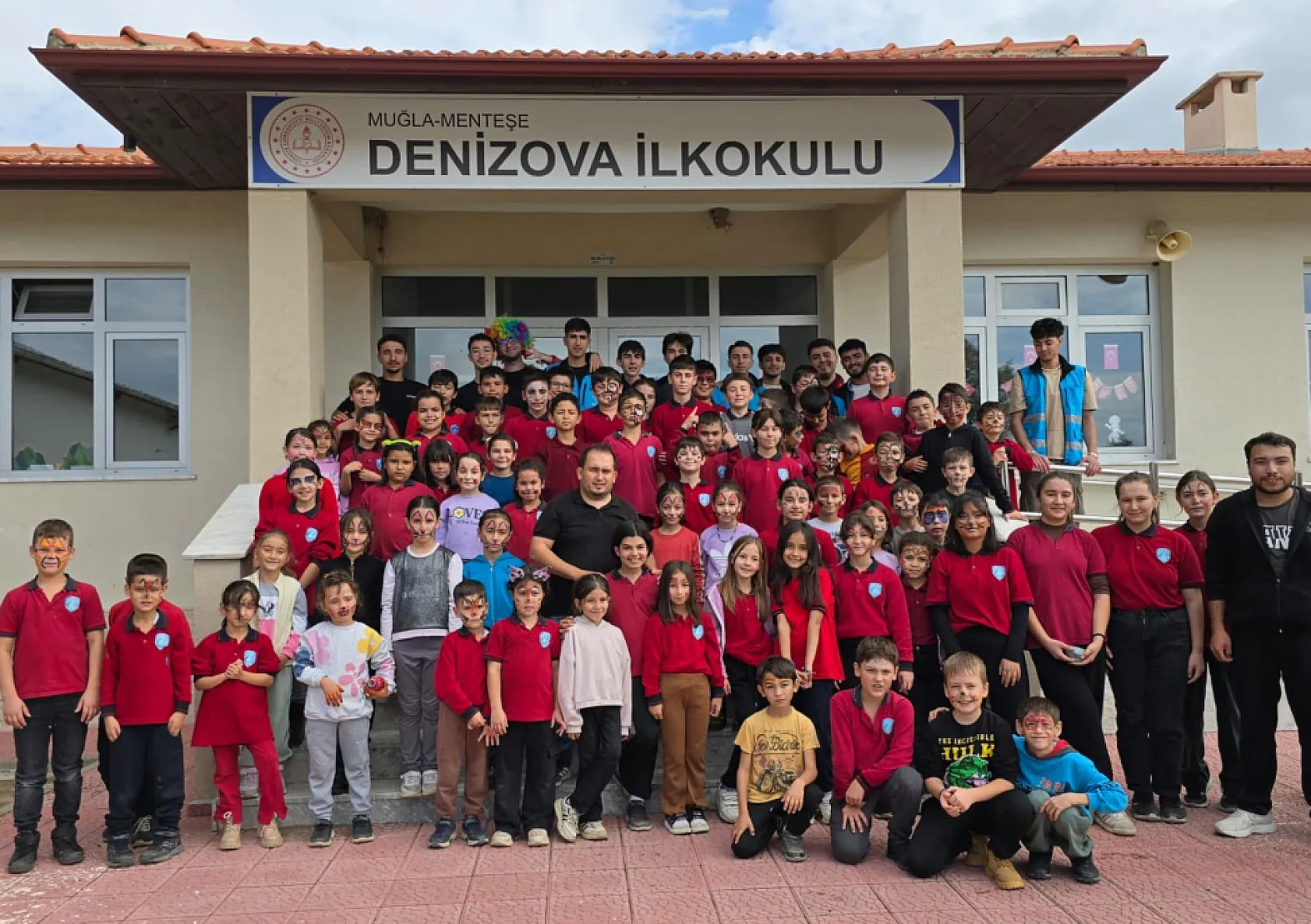 Muğla'da 'Merkezim Her Yerde' projesiyle köy okuluna neşe geldi