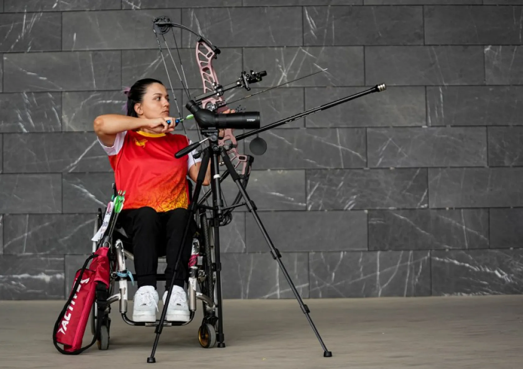 Paralimpik sporcu Büşra Ün, tenisin ardından başladığı okçulukta Türkiye şampiyonluğuna ulaştı