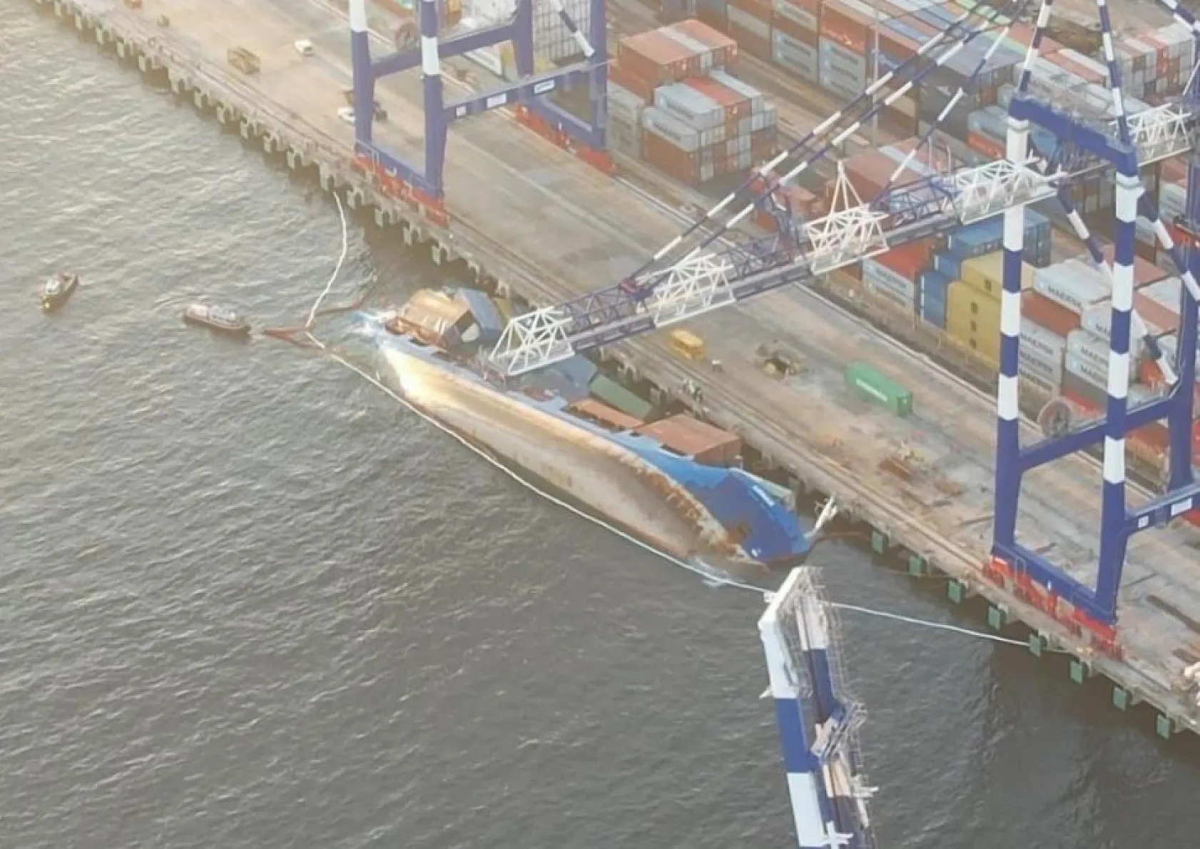 İstanbul Ambarlı Mardaş Limanı'nda su alan gemi yan yattı