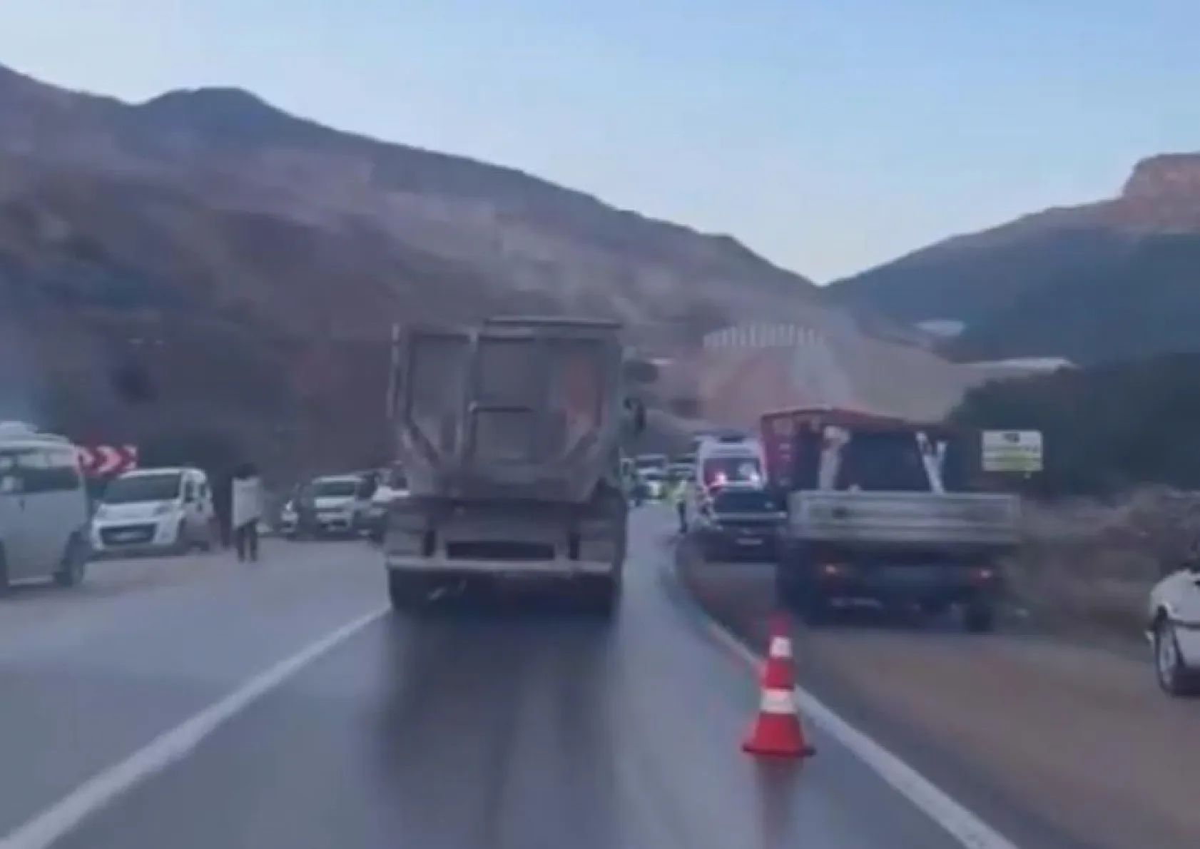 İşçi servisi ile tır çarpıştı: 2 ölü, 7 yaralı