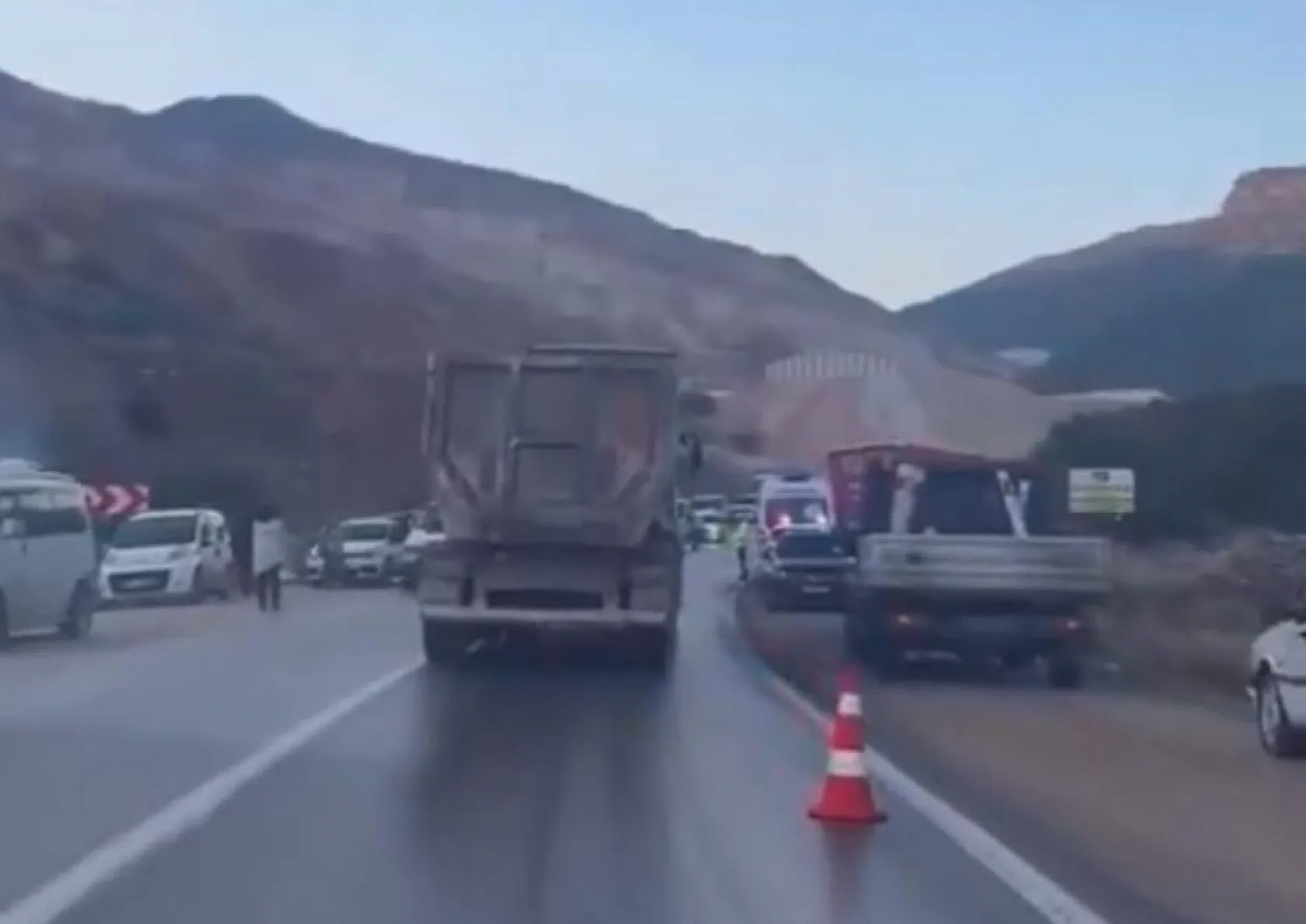 Babasının hayatını kaybettiği yolda yaşamını yitirdi