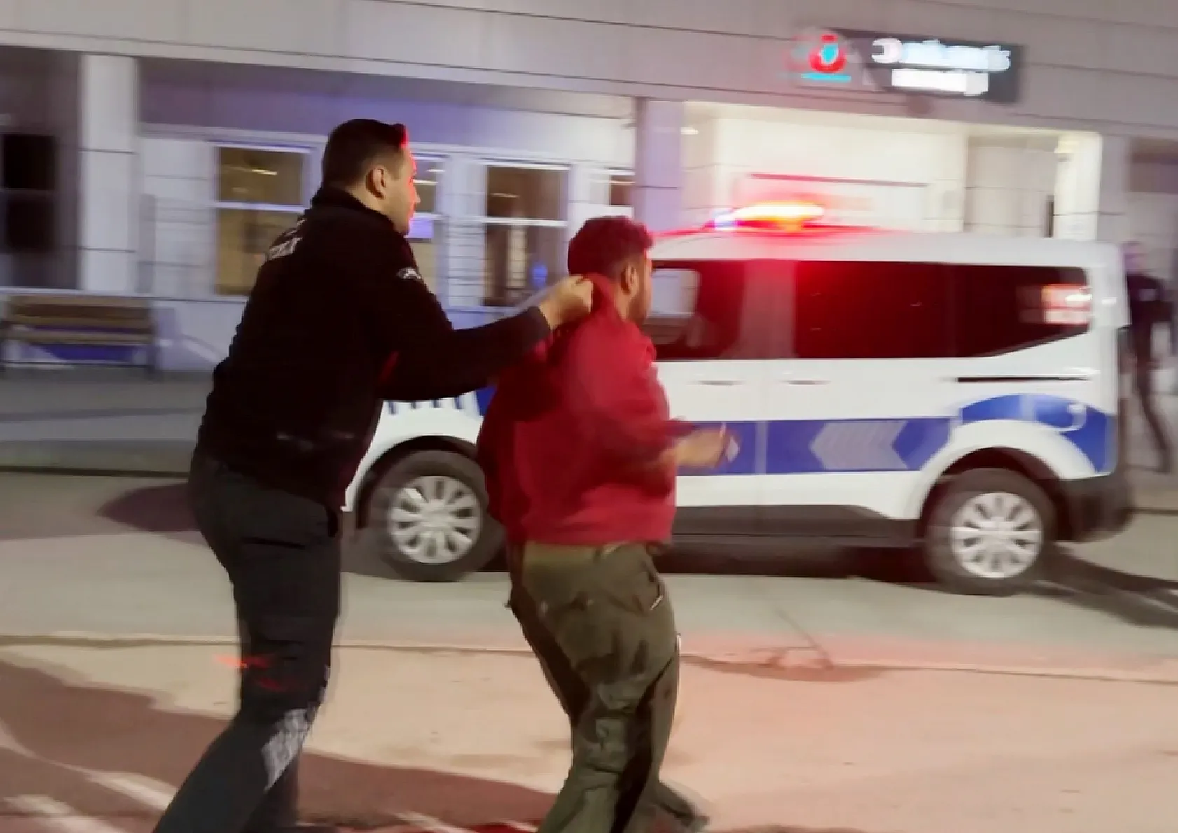 Bıçaklanarak yaralandılar, sedyeden atlayıp gazetecilere saldırdılar