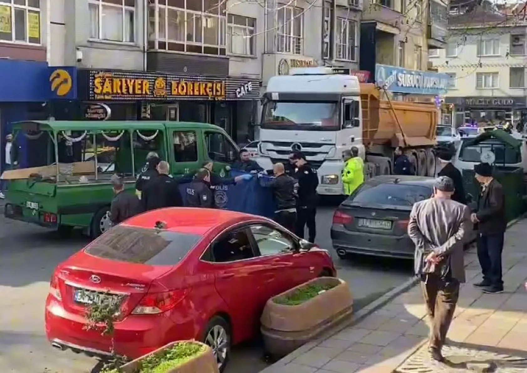 Yolun Karşısına Geçmeye Çalışan Yaşlı Adam, Kamyonun Altında Can Verdi