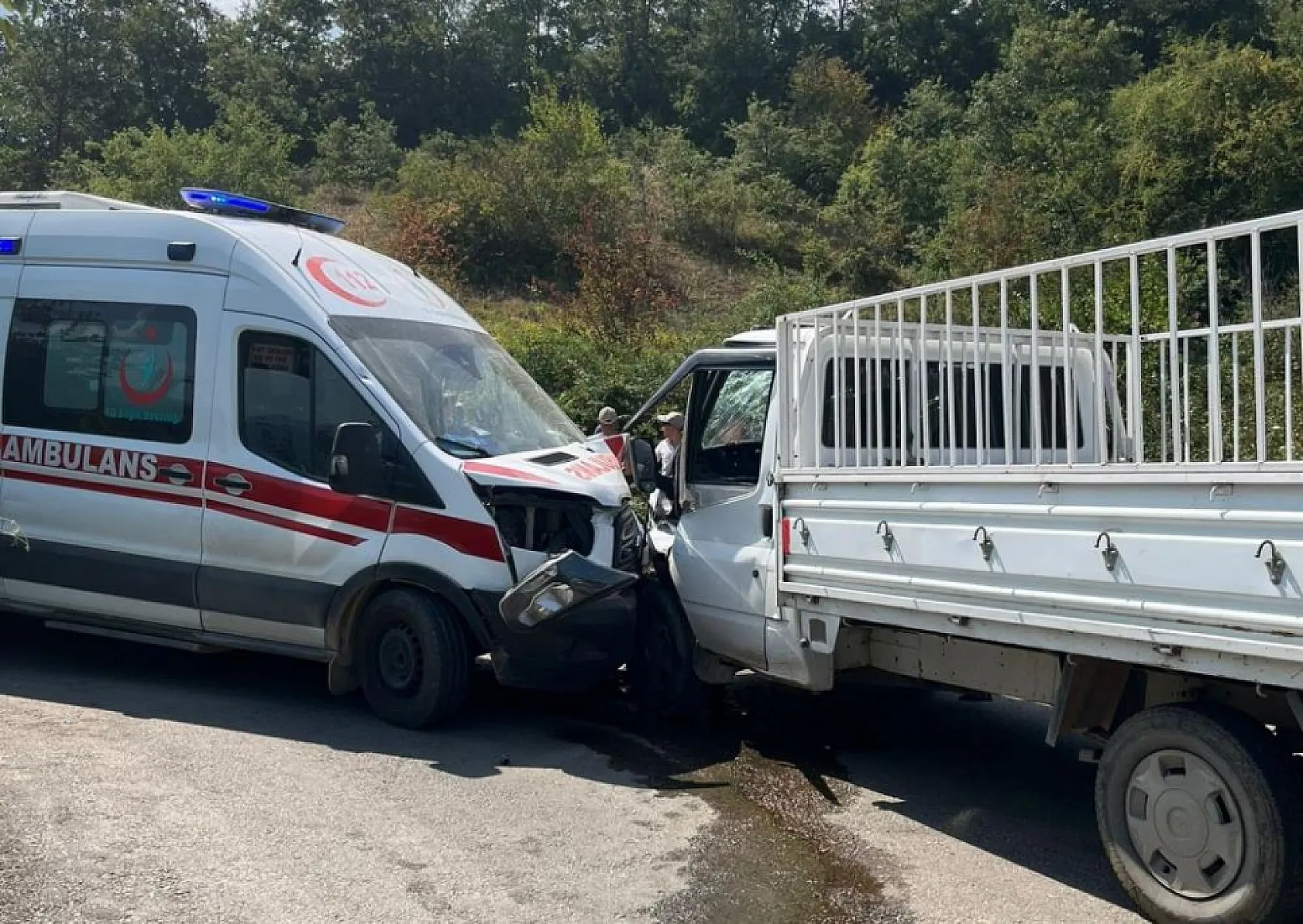 Katliam gibi kaza: 2 ambulans kamyonet ile çarpıştı, 7 kişi yaralandı