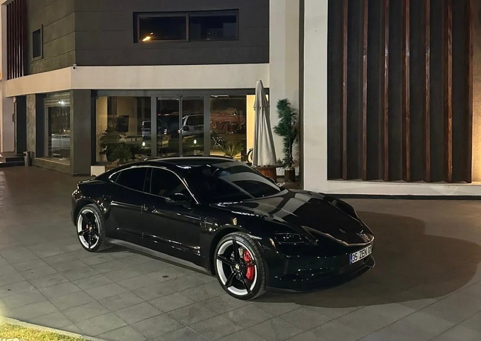 Elektrikli kabus: 18 milyonluk Porsche alev aldı, iş adamı canını zor kurtardı