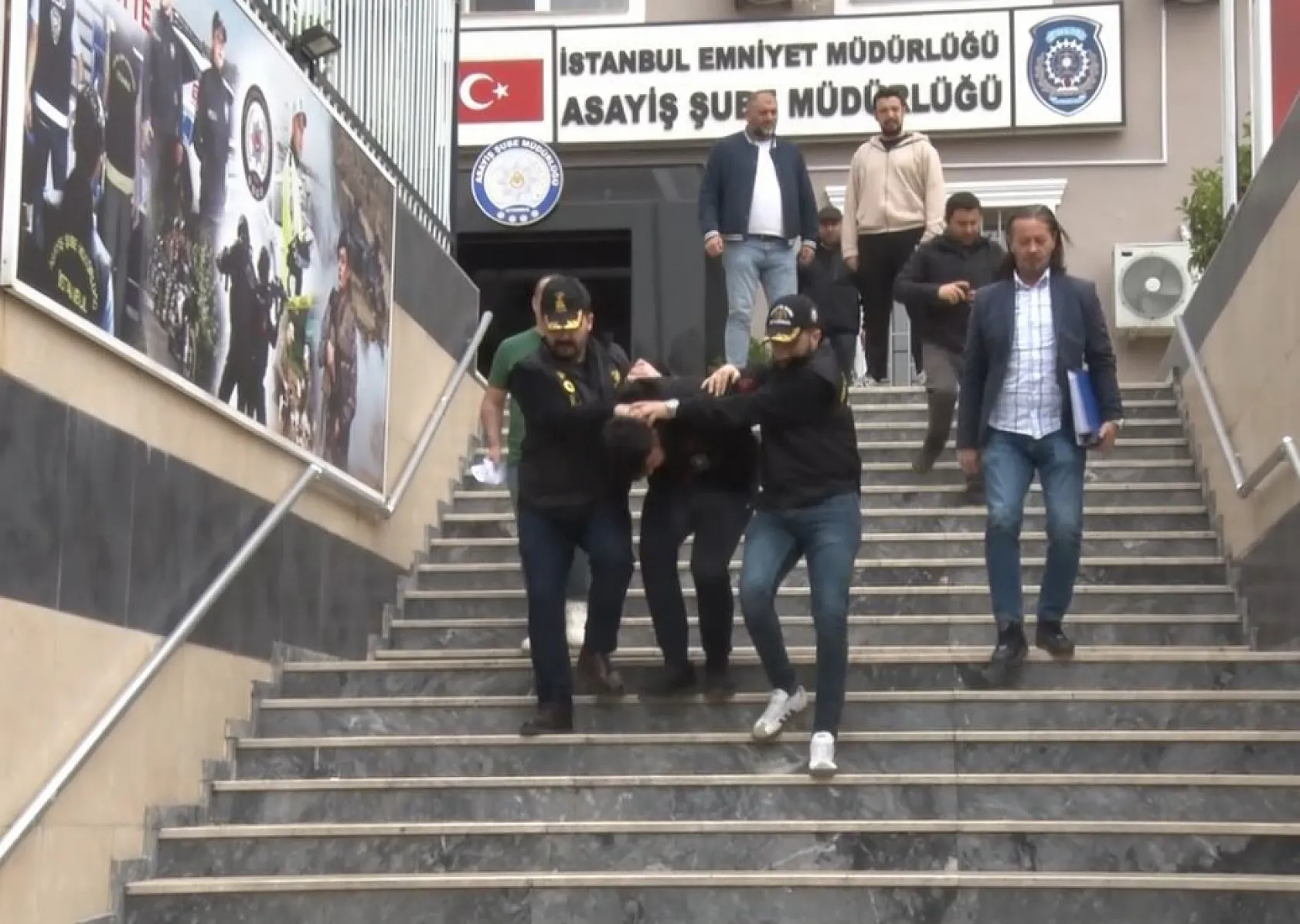 Eşiyle kafeteryada oturan adama şok saldırı: Ensesinden silahla vurularak öldürüldü
