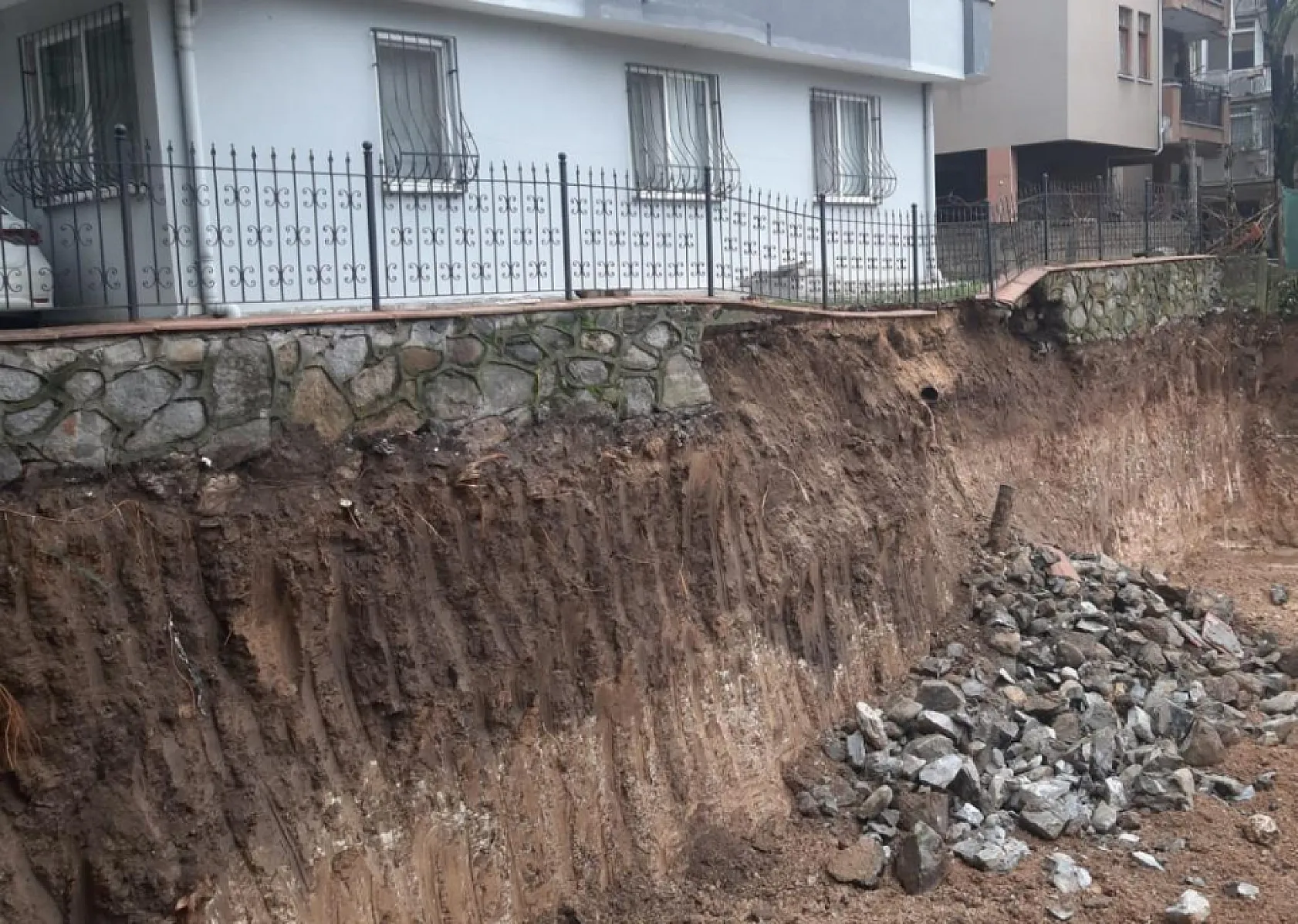 İnşaat Kazısı Sonrası Heyelan: 4 Katlı Binada Panik
