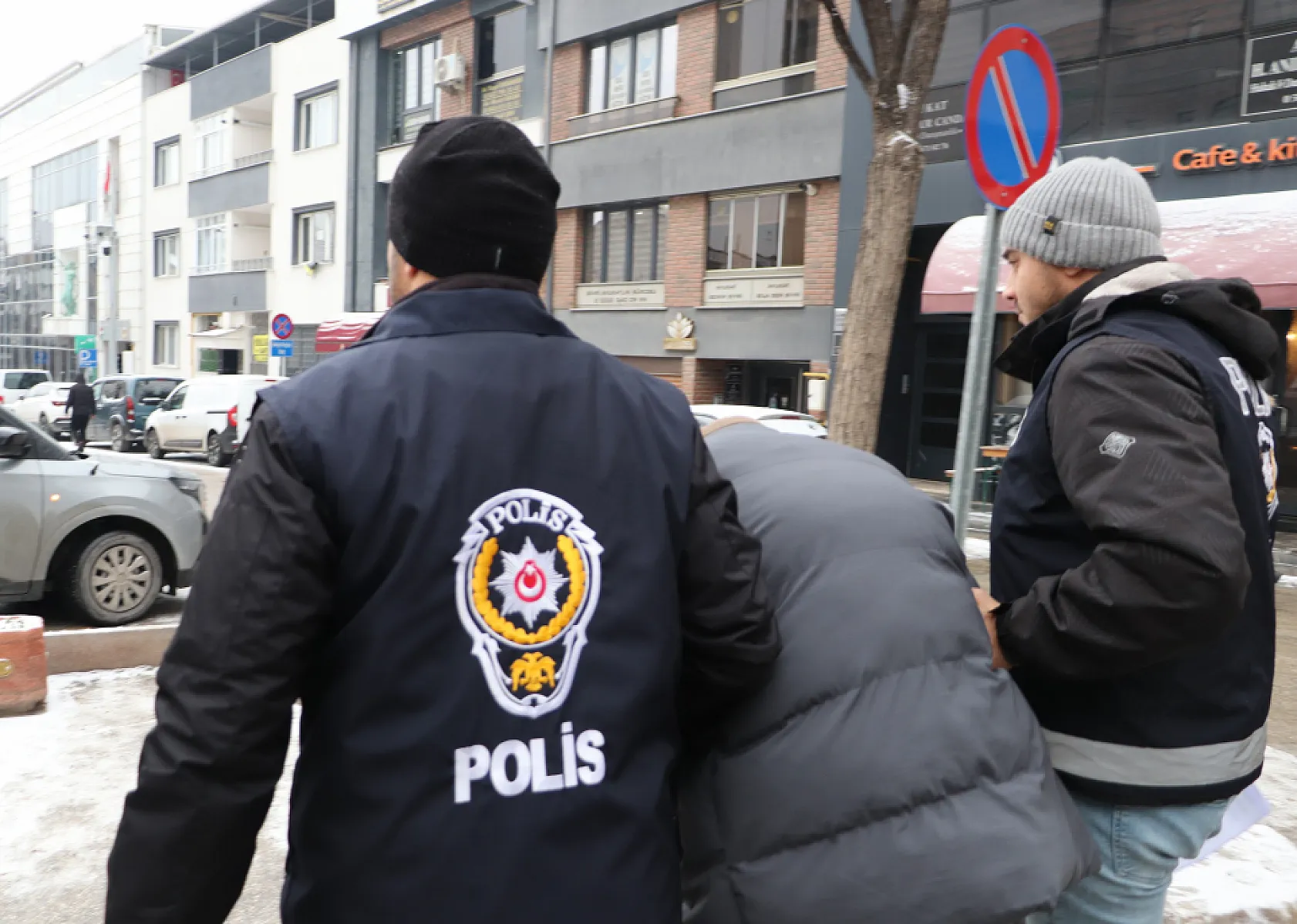 Üvey babasını bıçakla ağır yaralayan şahıs tutuklandı