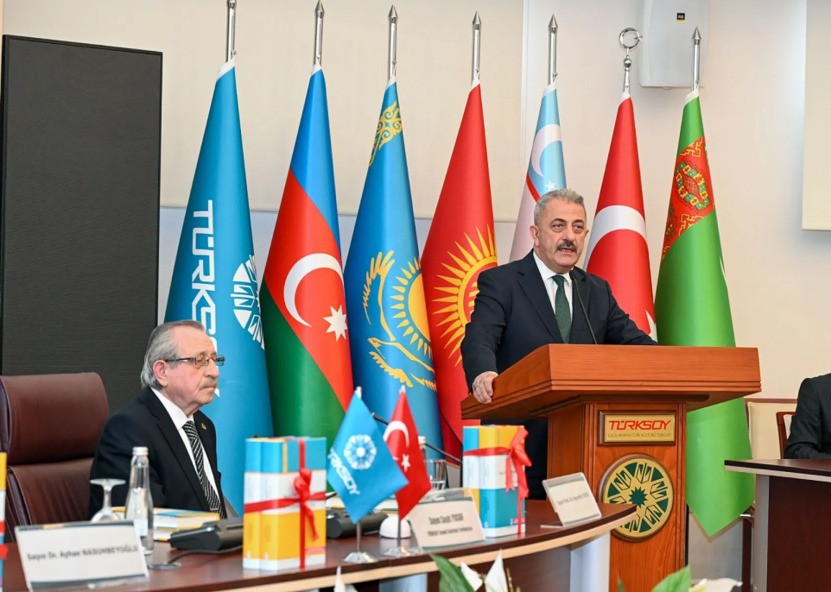 Muğla Sıtkı Koçman Üniversitesi Öğretim Üyesi Doç. Dr. Kenan Koç'a TÜRKSOY'dan Onur Madalyası