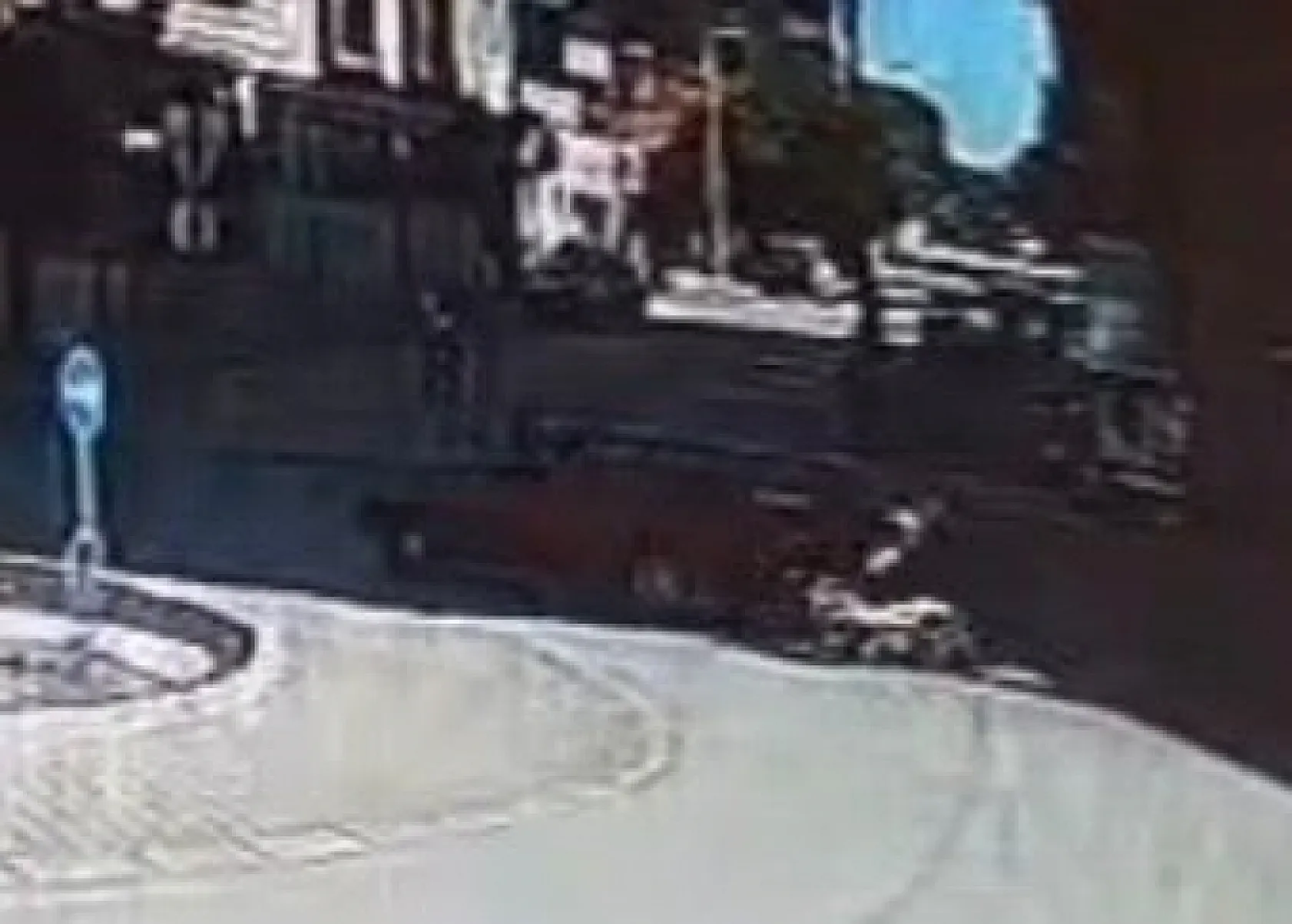 Aniden kavşağa giren otomobil, kadın motosiklet sürücüne çarptı