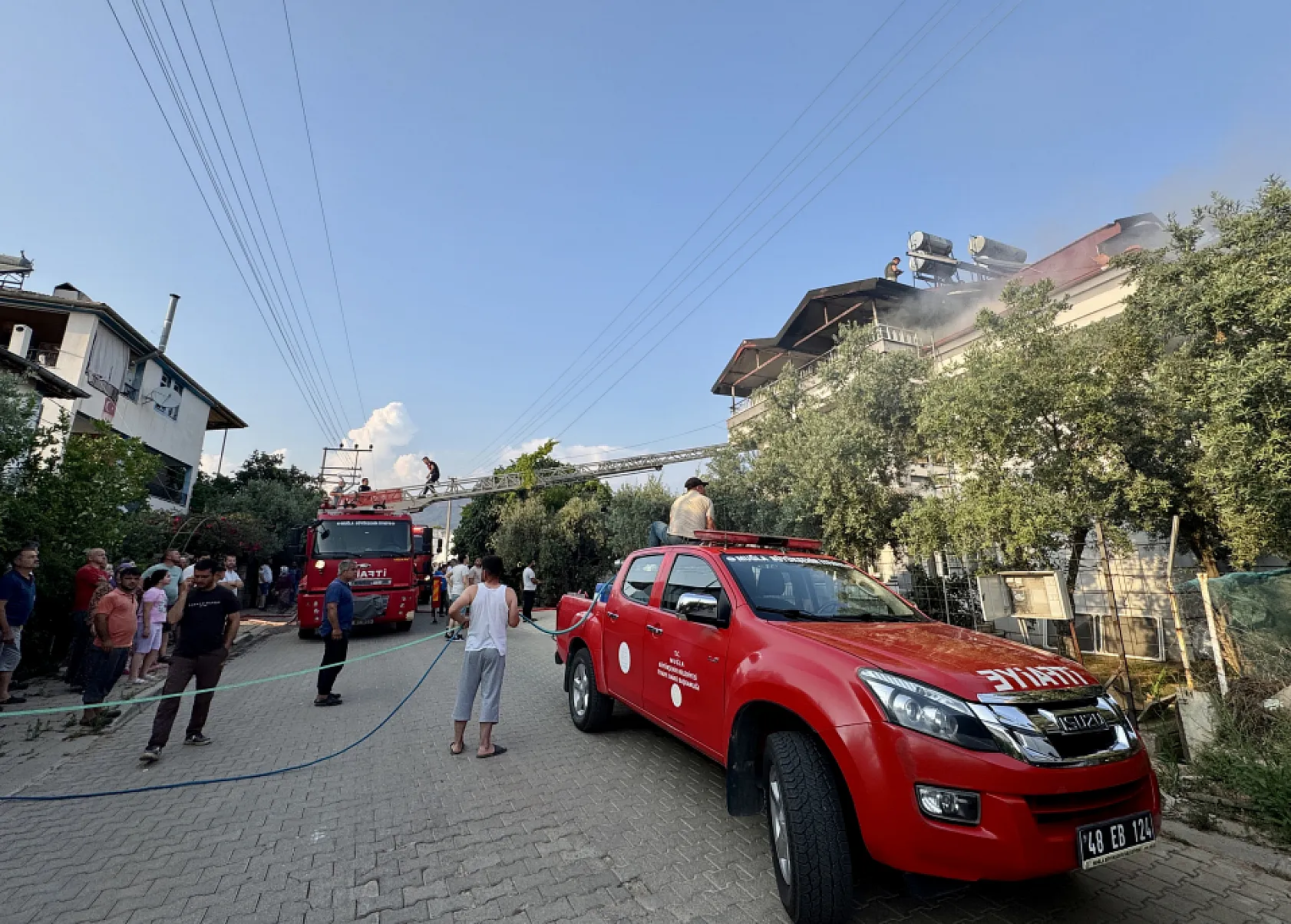 Fethiye'de çatı katında çıkan yangın hasara yol açtı