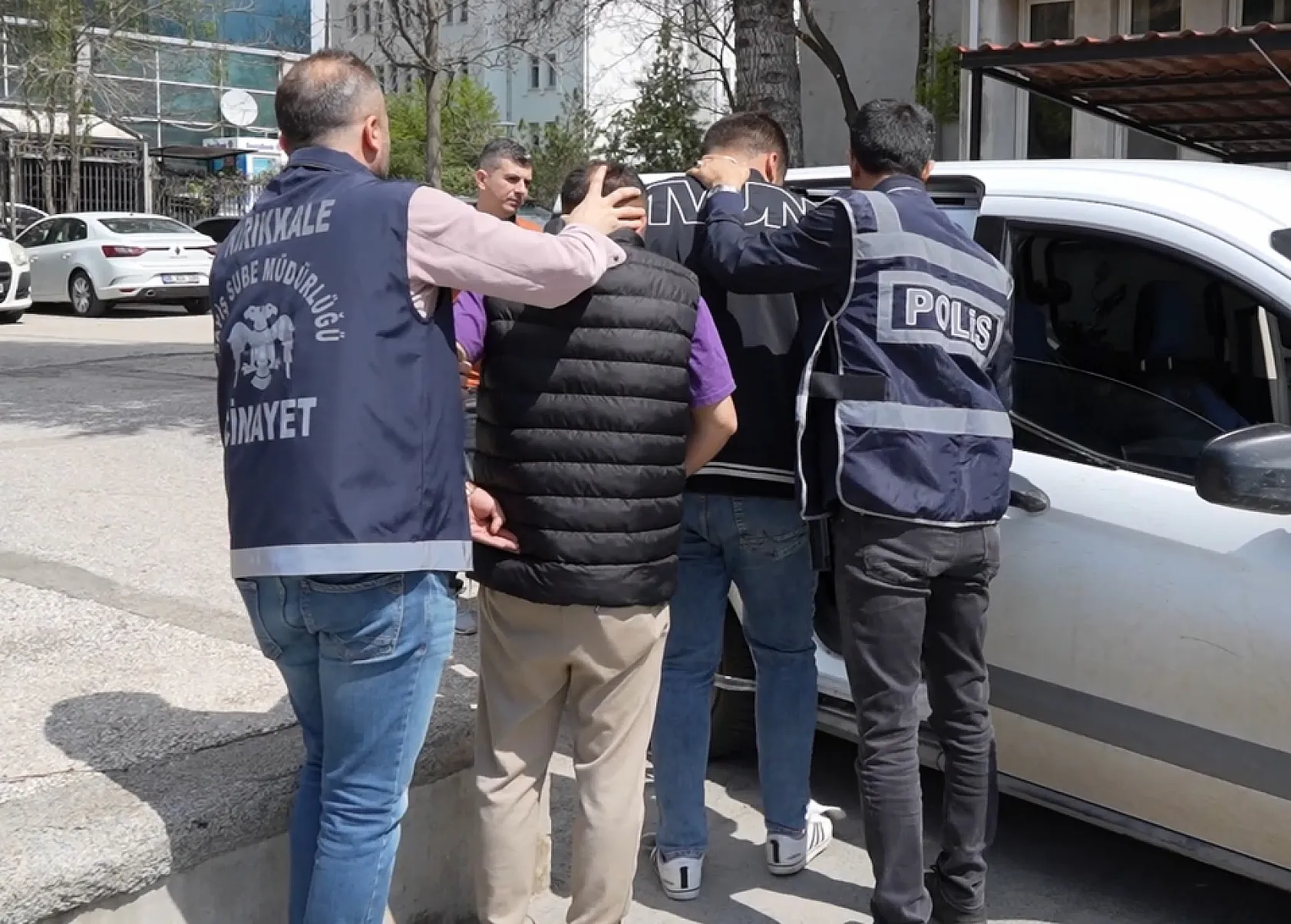 Eşinin telefonuna mesaj atan akrabasını sokak ortasında vurdu: 5 gözaltı