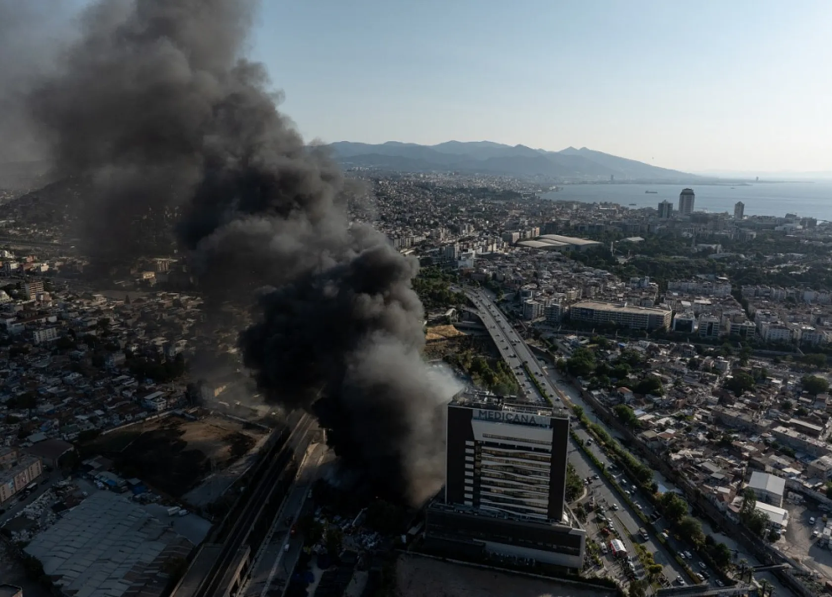 İzmir'de depoda çıkan yangına müdahale ediliyor