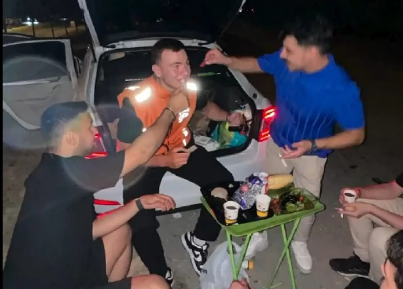 Mangal Keyfi Kurye ile Taçlandı: Samimi Görüntüler Sosyal Medyada Viral Oldu!