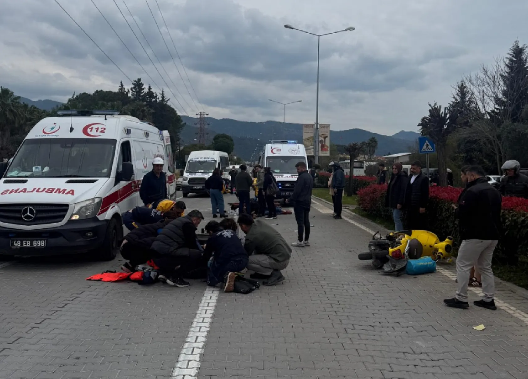 Marmaris'te otomobille çarpışan motosikletteki 2 İngiliz turist ağır yaralandı