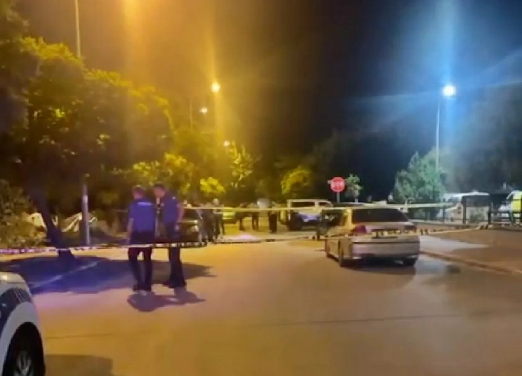 Bandonun trompetçisini 20 bıçak darbesiyle öldürdü, polislerin çalışmasını izlerken yakalandı