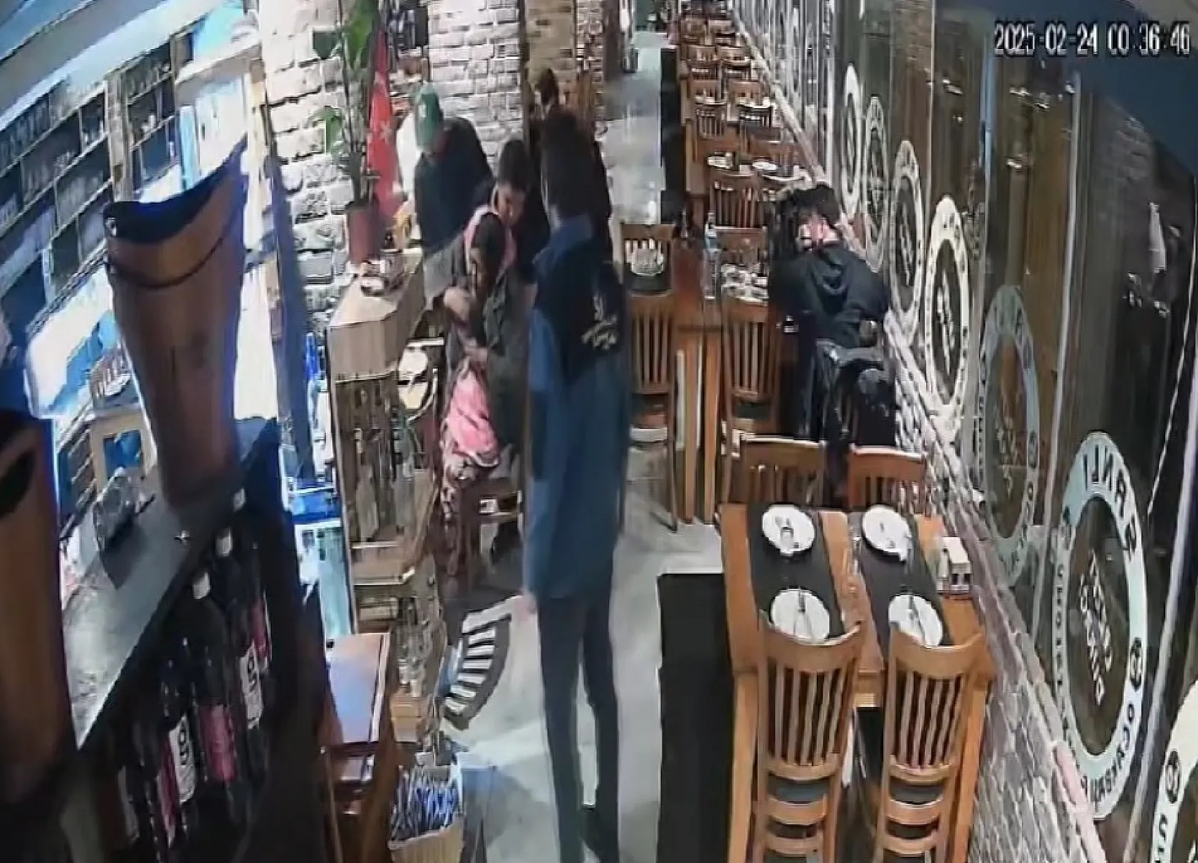 Restoranda panik anları! İngiliz turistin hayatını kurtaran kahraman garson