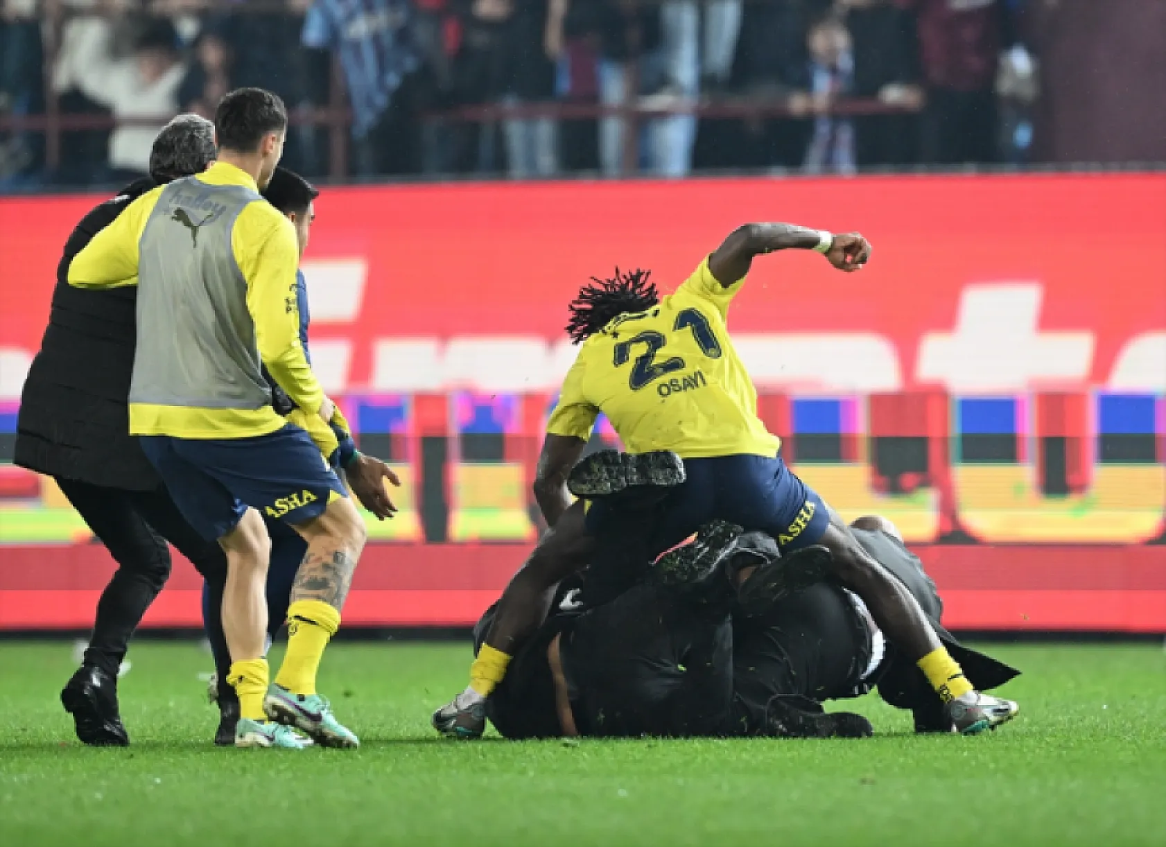 Fenerbahçeli Osayi-Samuel, Trabzonsporlu taraftara öyle bir şey yaptı ki, Gören boksör sandı!