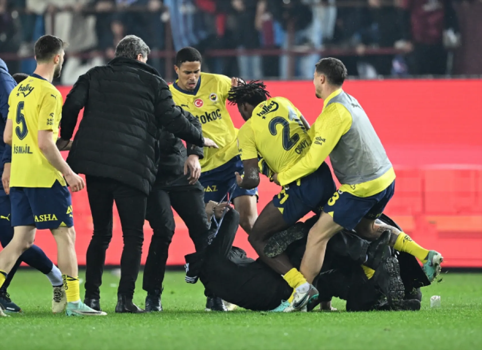 Fenerbahçeli Osayi-Samuel, Trabzonsporlu taraftara öyle bir şey yaptı ki, Gören boksör sandı!