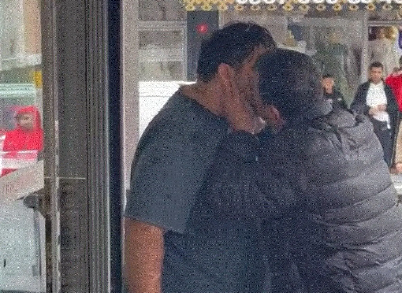 Akli dengesi yerinde olmayan adam annesini darp etti, polise bıçak çekti